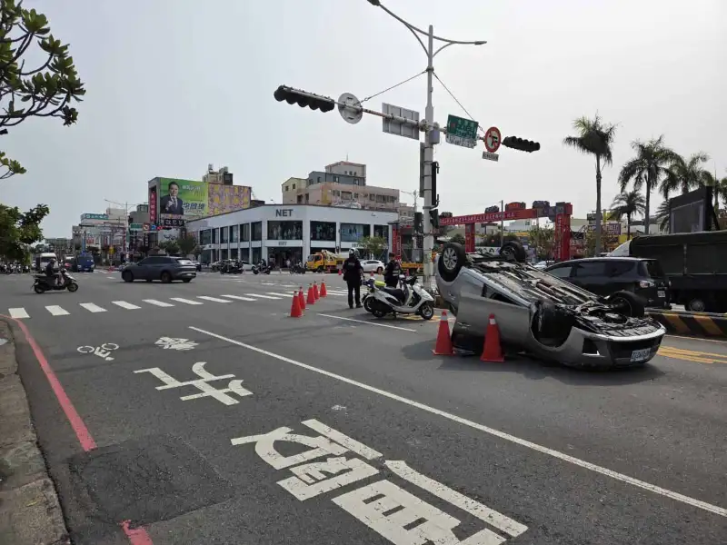 台南中華西路自撞翻車　轎車撞分隔島2人送醫