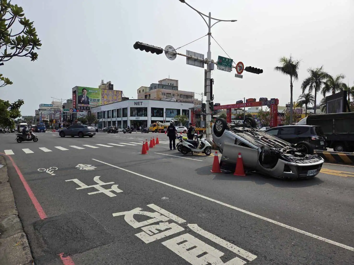 台南市中華西路與永華路口自小客車不慎自撞中央分隔島翻覆，造成駕駛及乘客送醫，詳細事故原因仍待調查釐清。(圖/台南市警察局第二分局提供)