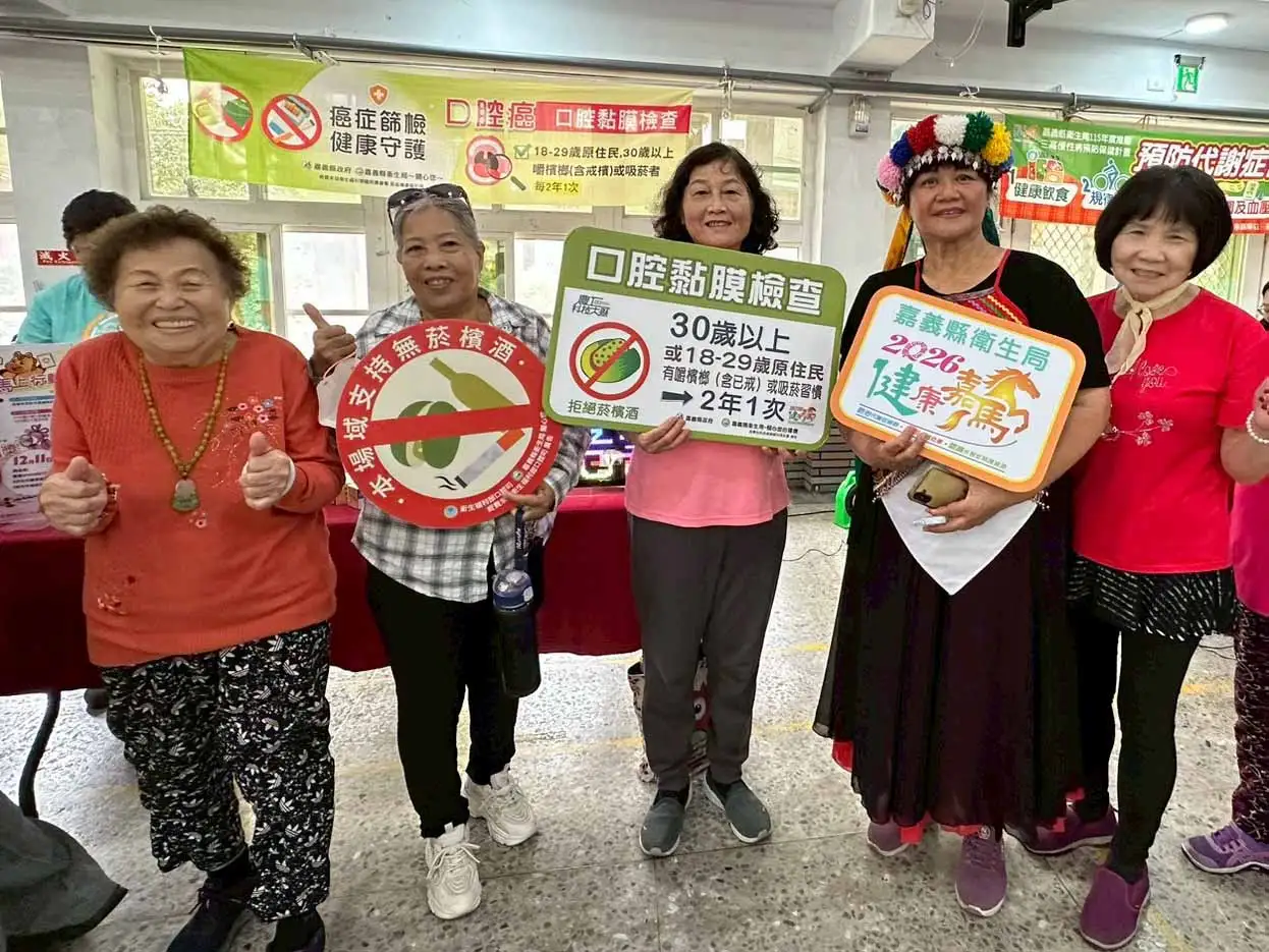 嘉義縣番路鄉失智友善社區啟動活動現場設置健康宣導攤位，衛生局長趙紋華向民眾傳遞正確健康知識。(嘉義縣政府提供)