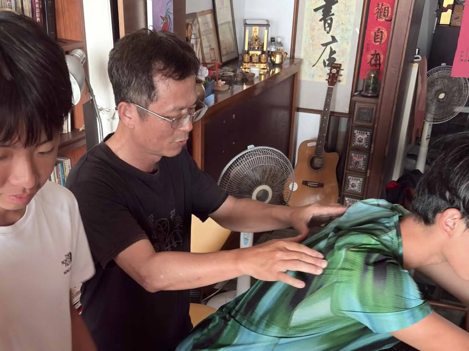 香港越野跑一行人走訪台南安平古堡，結合運動與文化交流。(圖/記者張振興攝)