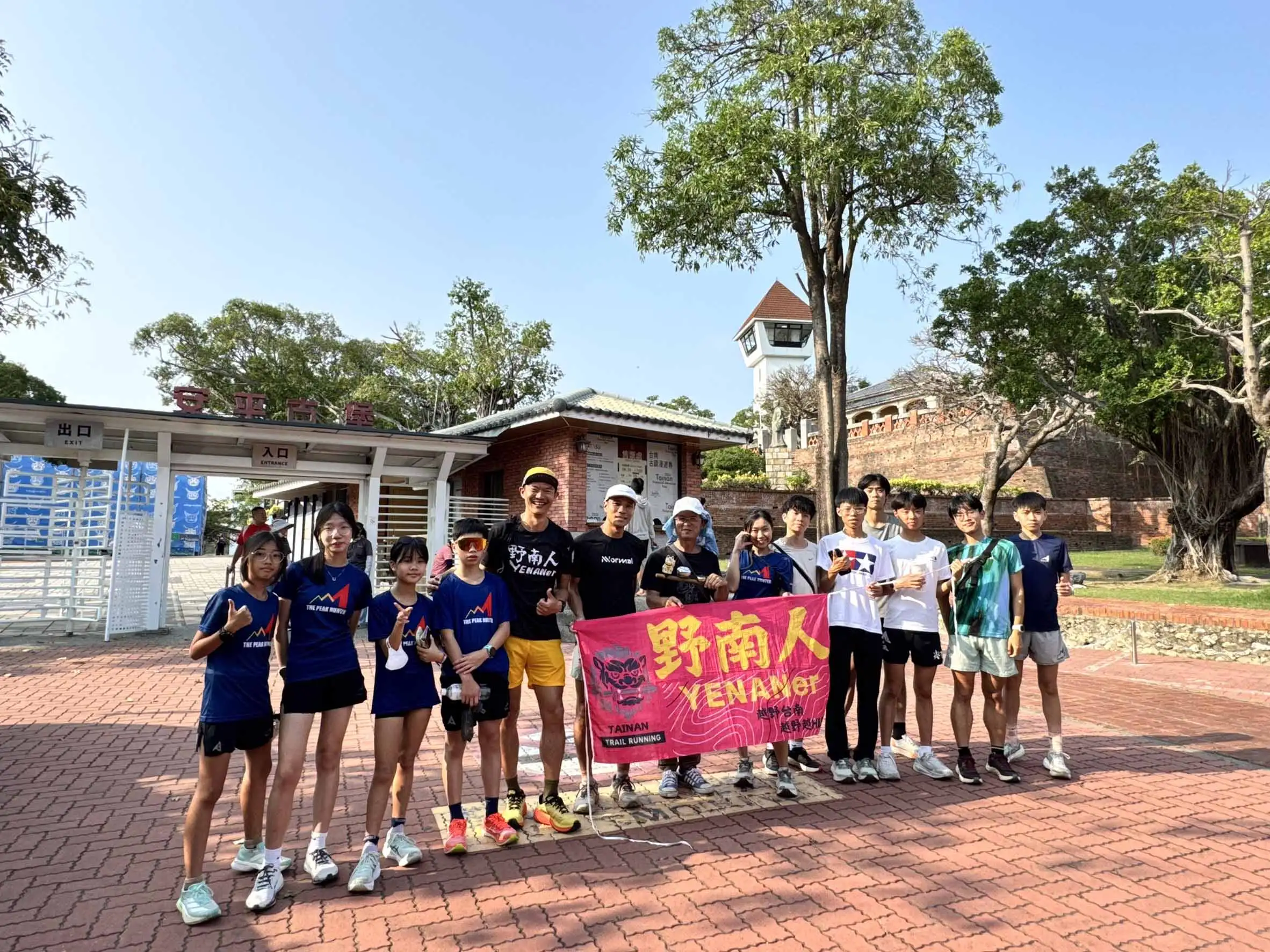 香港越野跑一行人走訪台南安平古堡，結合運動與文化交流。(圖/記者張振興攝)