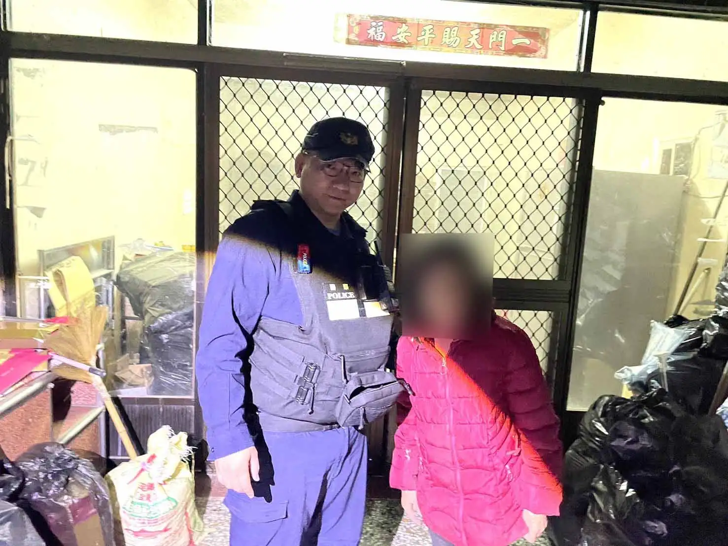 嘉義布袋警方巡邏時發現失智老婦深夜迷途，及時協助返家，成功避免意外發生。(圖/布袋分局提供)