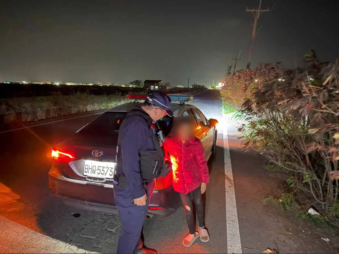 嘉義布袋警方巡邏時發現失智老婦深夜迷途，及時協助返家，成功避免意外發生。(圖/布袋分局提供)