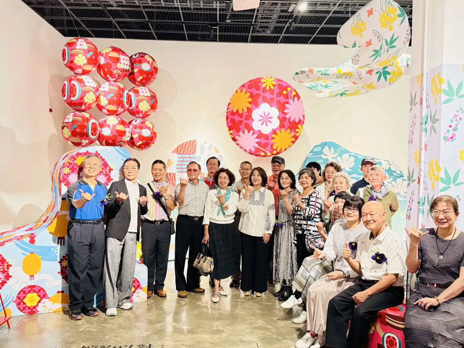 屏菸1936文化基地客家館首檔特展開幕，縣長周春米與文學作家及各界來賓齊聚一堂，共同見證屏東客家文學與文化發展的重要時刻。(圖/屏東縣政府提供)