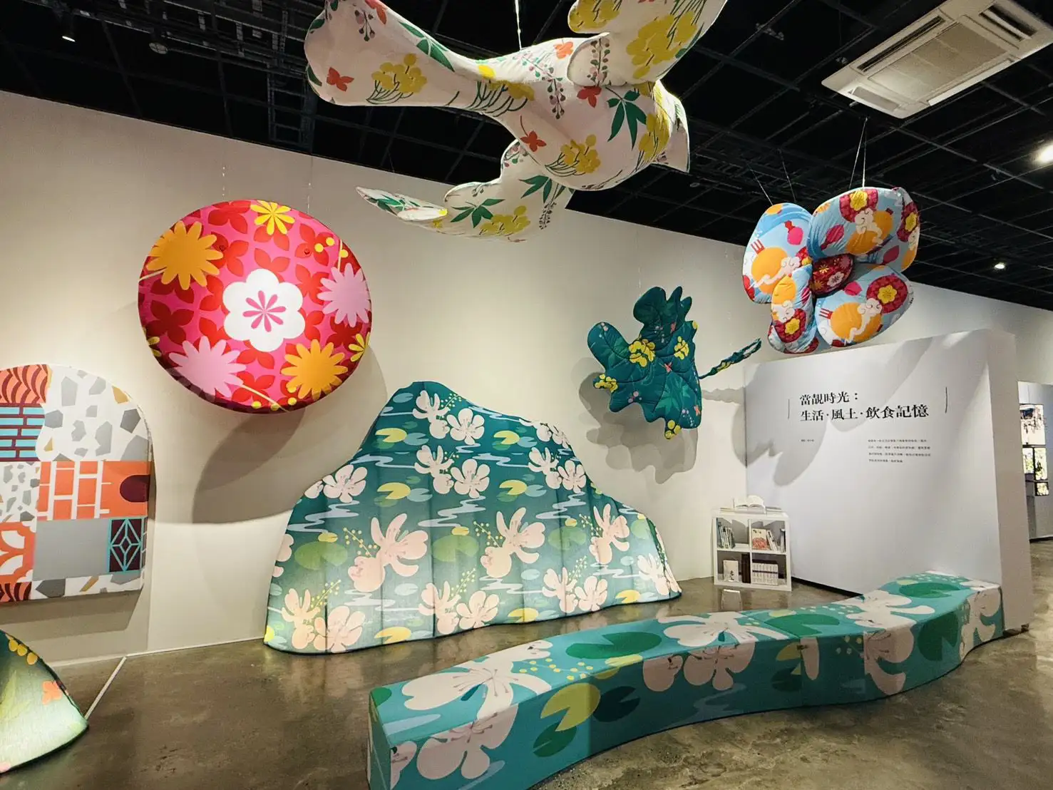 屏菸1936文化基地客家館特展空間，以繽紛裝置藝術結合客家生活元素與文學意象，呈現依山傍水的文化風貌與時代記憶。(圖/屏東縣政府提供)
