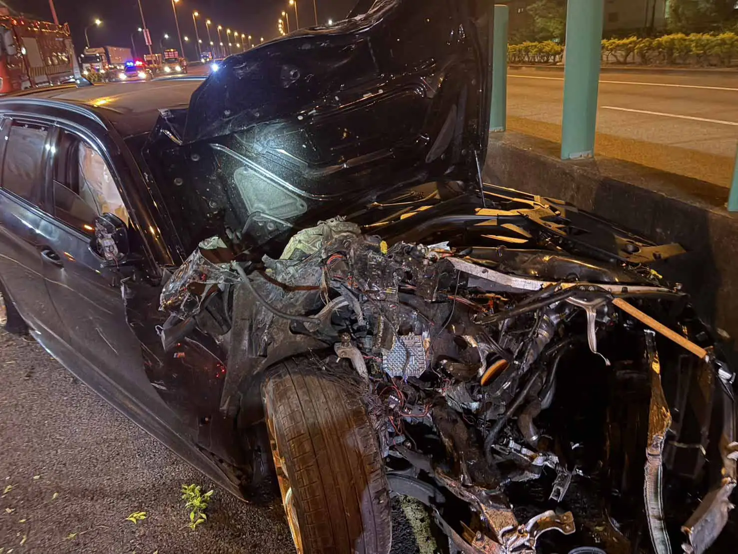 台南市安定區國道8號西向0.3公里處，一輛自小客車與小廂型車疑似發生擦撞，1名約50歲男性駕駛當場失去生命跡象（OHCA），緊急送醫搶救。(圖/南市消防局提供)