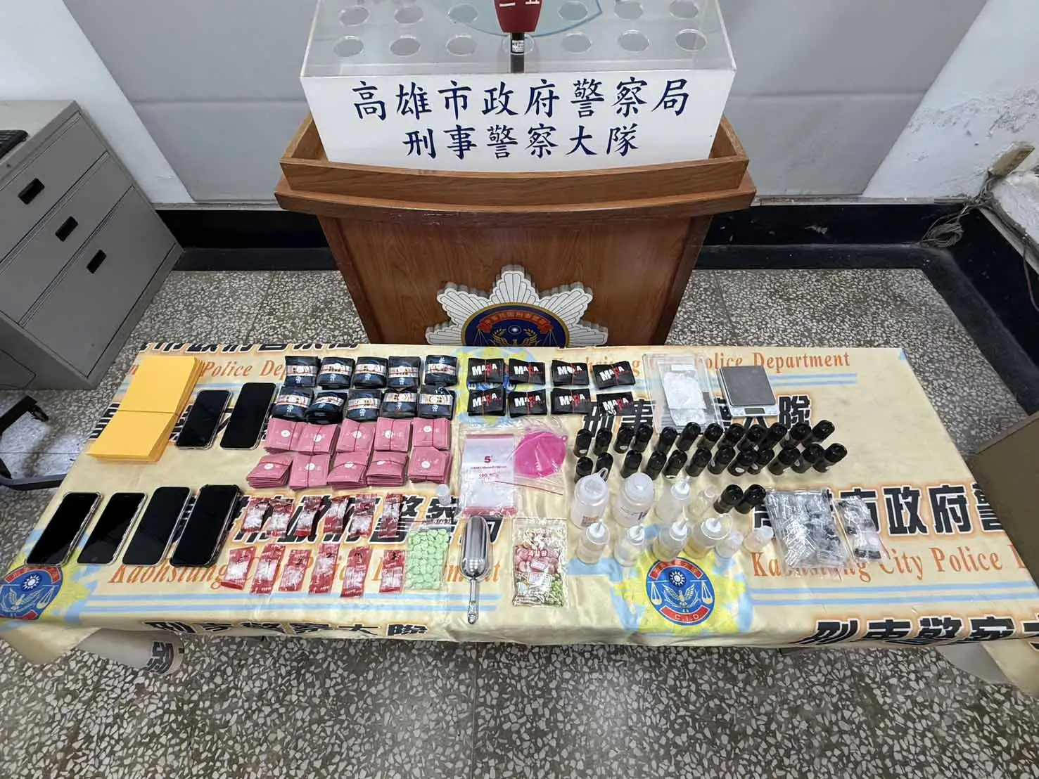 高雄警方破獲以「埋包」手法販毒的集團，查扣大量毒品並逮捕5人。(圖/高雄市警察局刑事警察大隊提供)