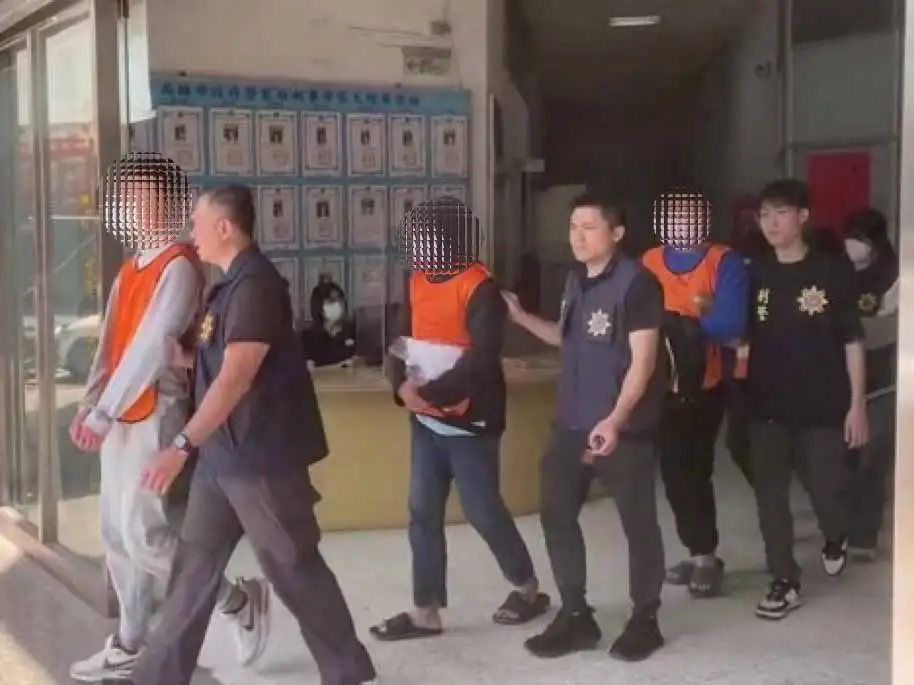 高雄警方破獲以「埋包」手法販毒的集團，查扣大量毒品並逮捕5人。(圖/高雄市警察局刑事警察大隊提供)