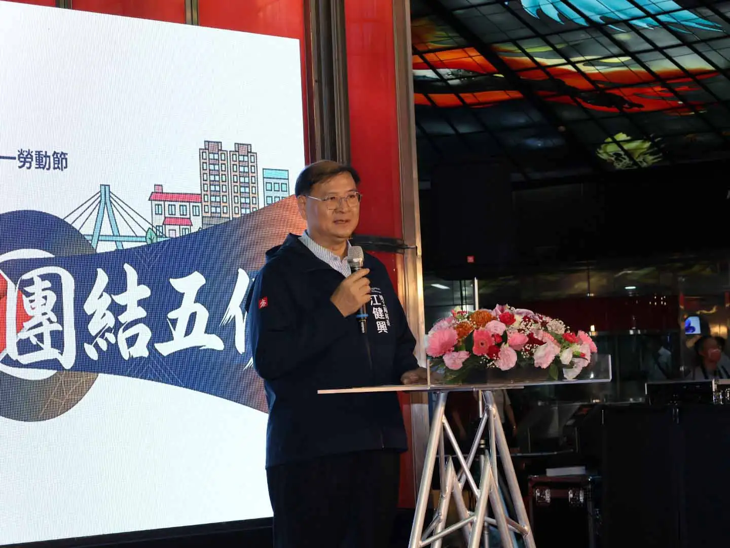 高雄市勞工局於美麗島捷運站光之穹頂舉辦五一勞動節系列活動啟動記者會，由局長江健興與各界代表共同啟動，宣告「高雄五恁・團結五伊」活動正式開跑。（圖/勞工局提供）