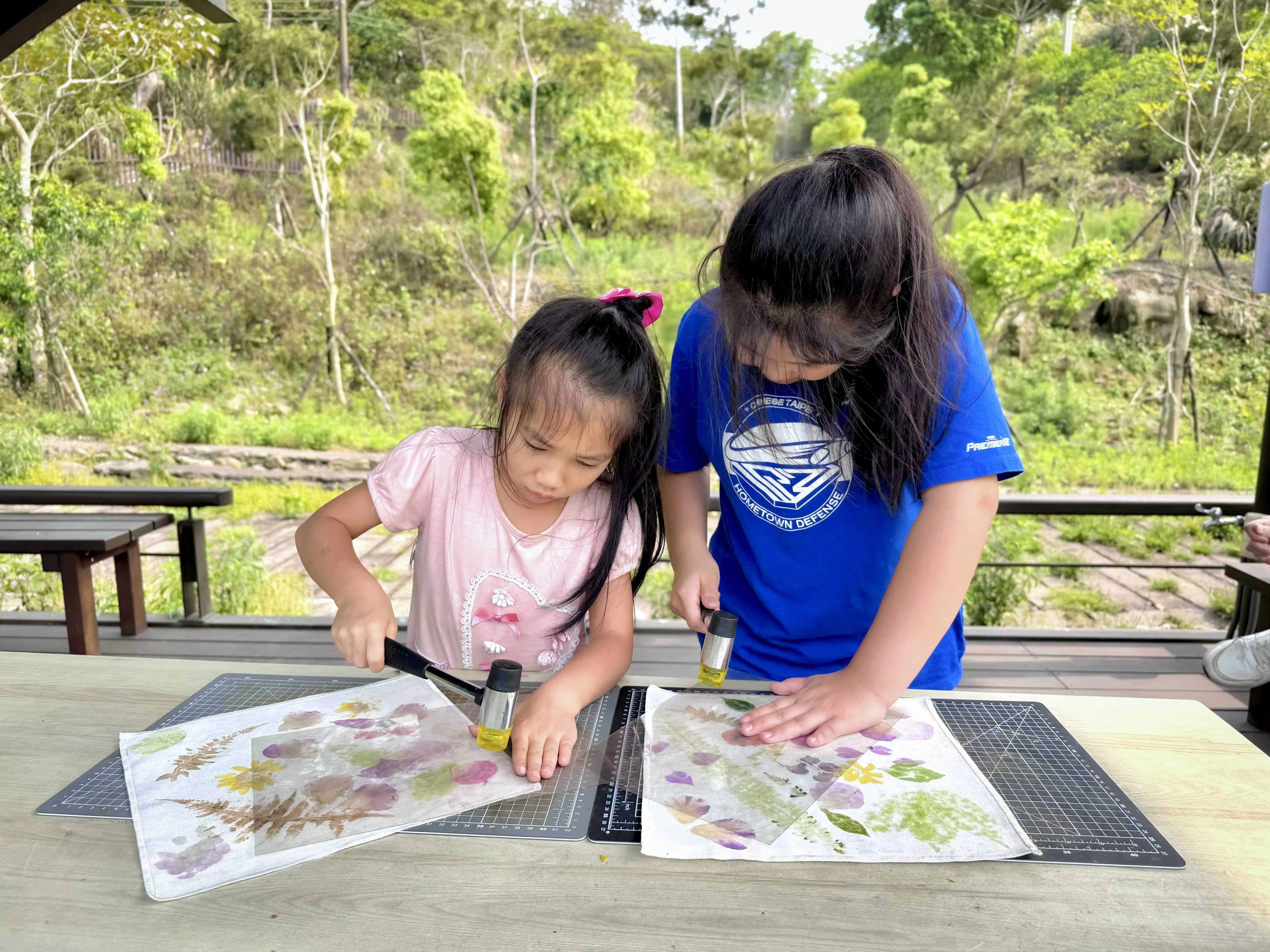 孩子參與植物拓染DIY，透過實作認識自然(圖/嘉義縣文化觀光局提供)