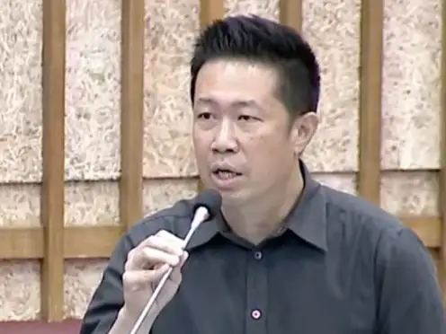 市議員鍾易仲要求市府提出具體年度目標，成立老屋電梯專案推動機制，加強對外宣導，提高民眾申請意願。（圖/記者吳文生攝）