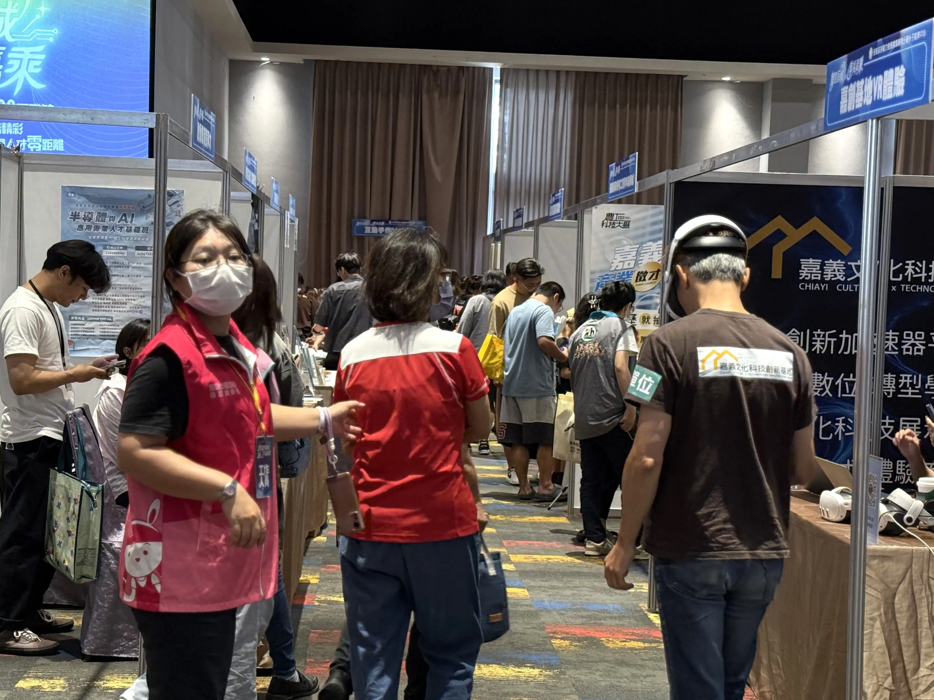 徵才活動現場設置多元服務專區，包括VR沉浸式體驗、DIY手作活動、AI智慧模擬面試及職訓成果展示等，提供求職民眾全方位體驗與職涯探索機會。(圖/雲嘉南分署提供)