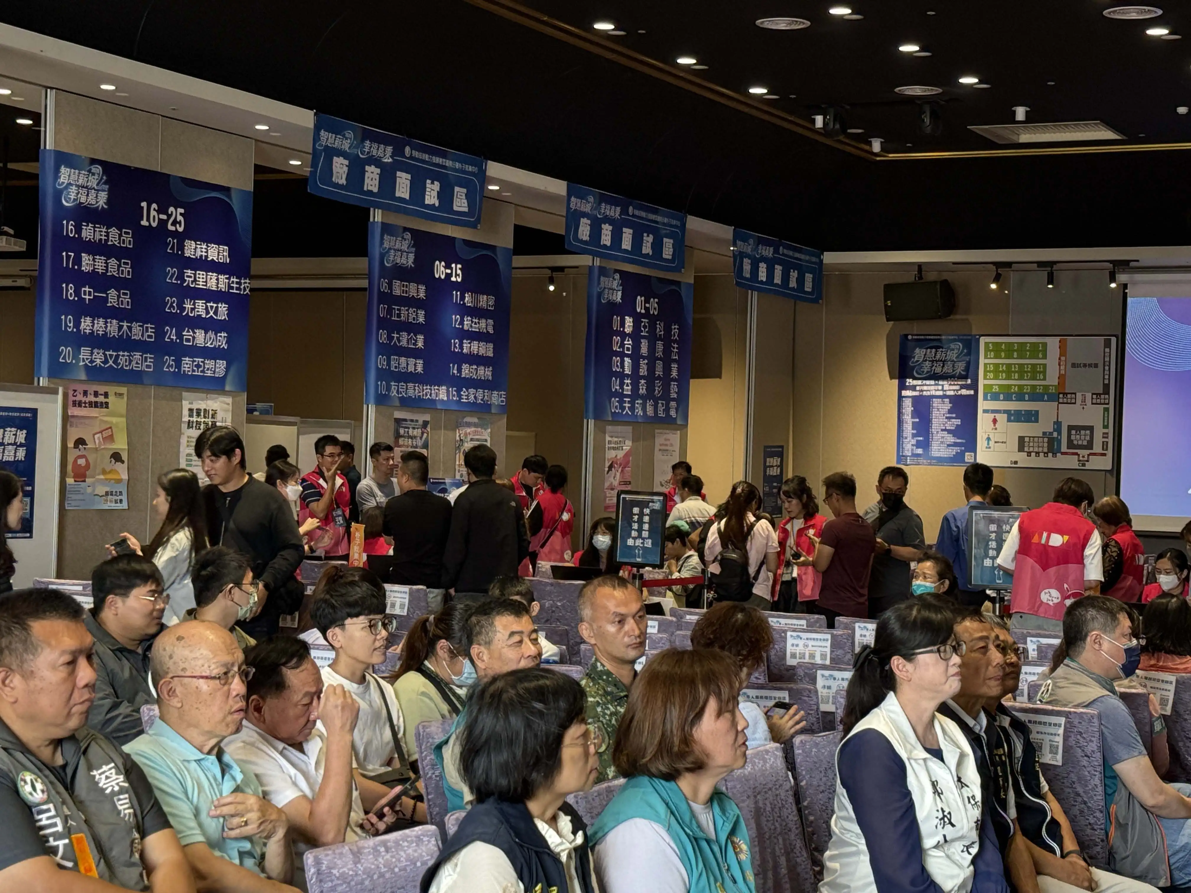 「2026智慧薪城 幸福嘉乘」徵才活動邀集25家優質企業，釋出逾900個職缺，吸引大批民眾到場求職。(圖/雲嘉南分署提供)