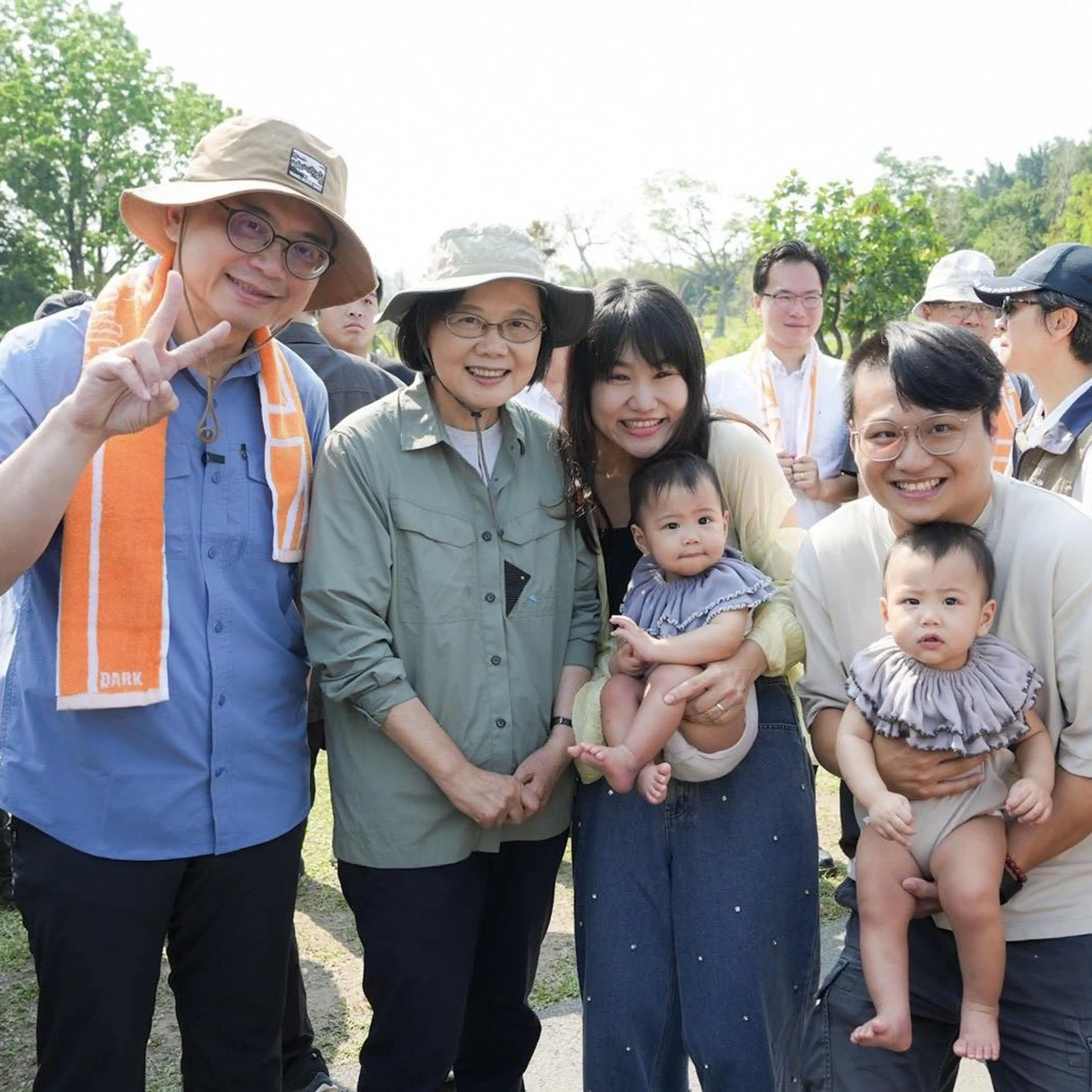 前總統蔡英文南下高雄，與高雄市長陳其邁、立委賴瑞隆合體，一起現身高雄果嶺自然公園健行並野餐。（圖/取自蔡英文臉書）