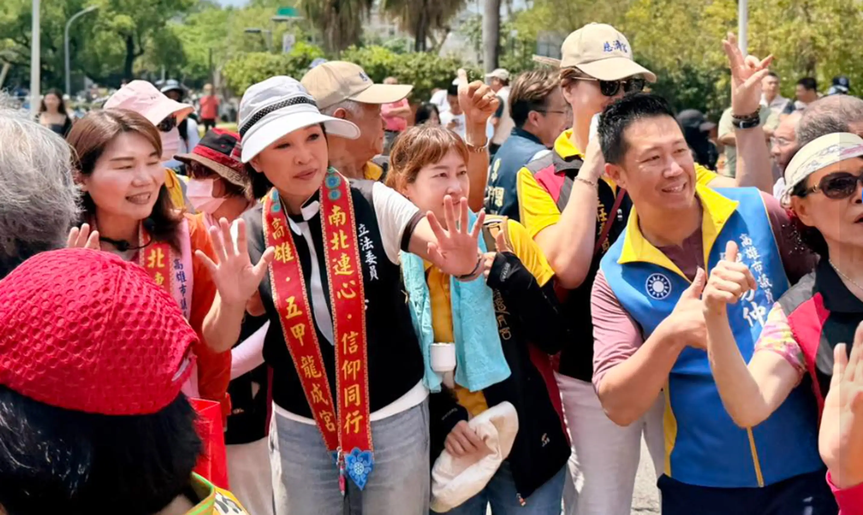 高雄市長參選人柯志恩出席大高雄佛教會佛陀誕辰慶典活動，祈求風調雨順、市民平安。（圖/柯志恩團隊提供）