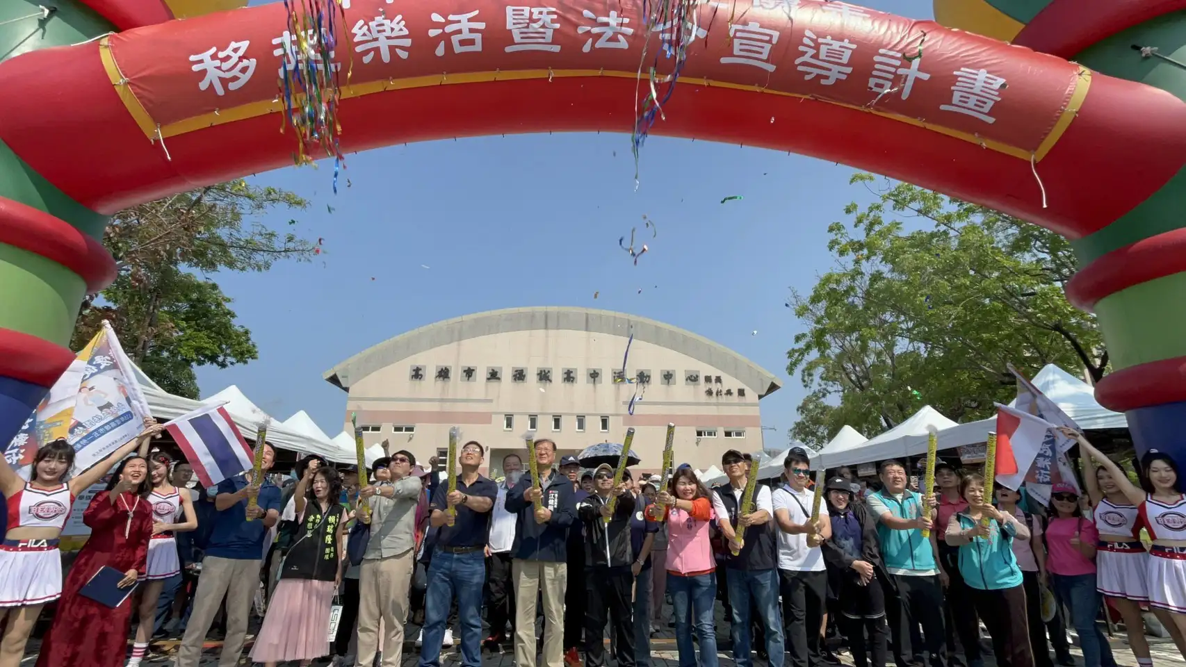 高雄市五一系列活動首發「雄愛健走、移起樂活」於前鎮河畔登場，吸引逾千名勞工與市民參與。（圖/高市勞工局提供）