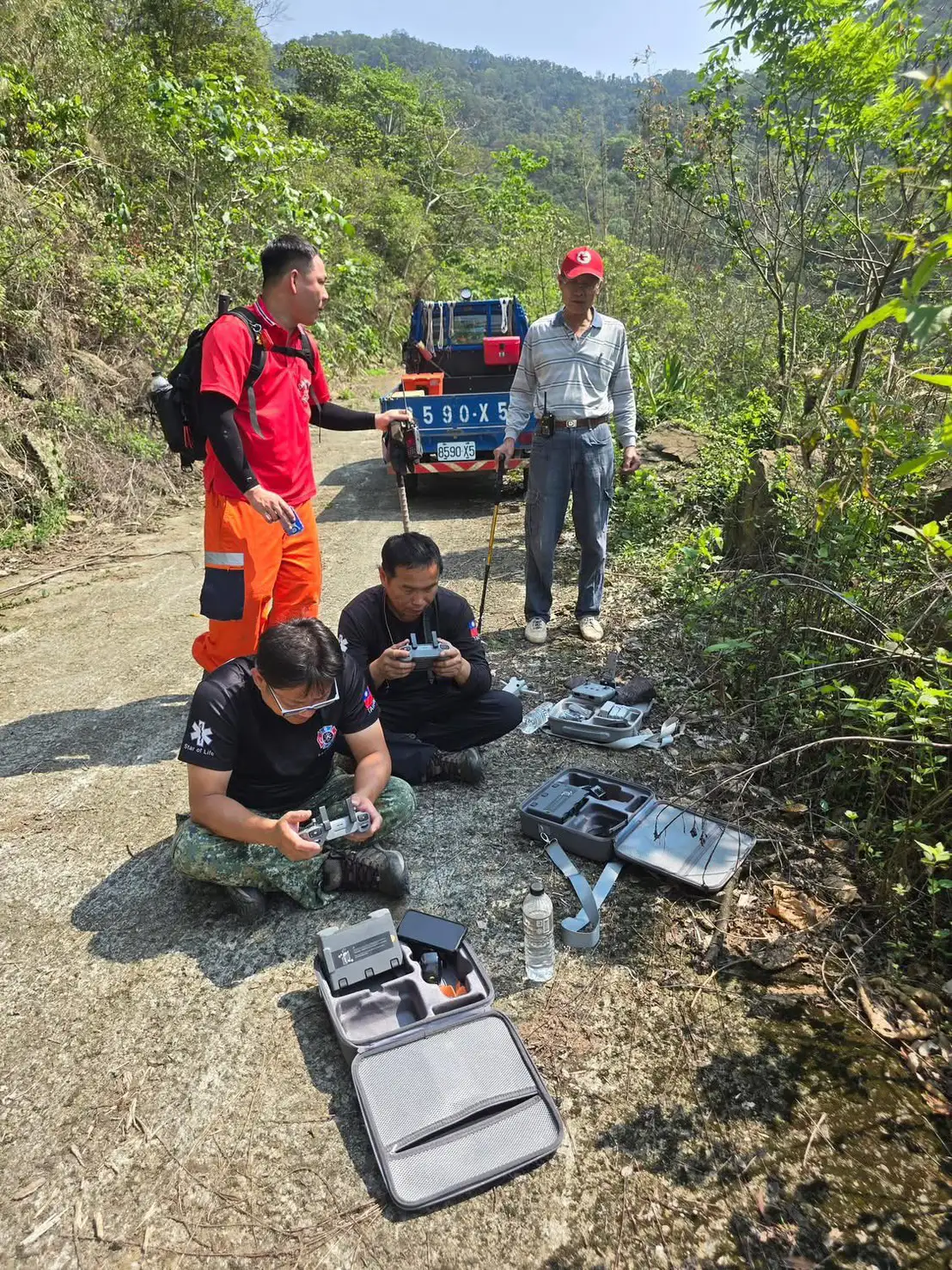 搜救人員於嘉義竹崎山區出動無人機設備進行搜尋作業，結合地面人力展開地毯式搜索，全力尋找受困男子行蹤。(圖/竹崎分局提供)