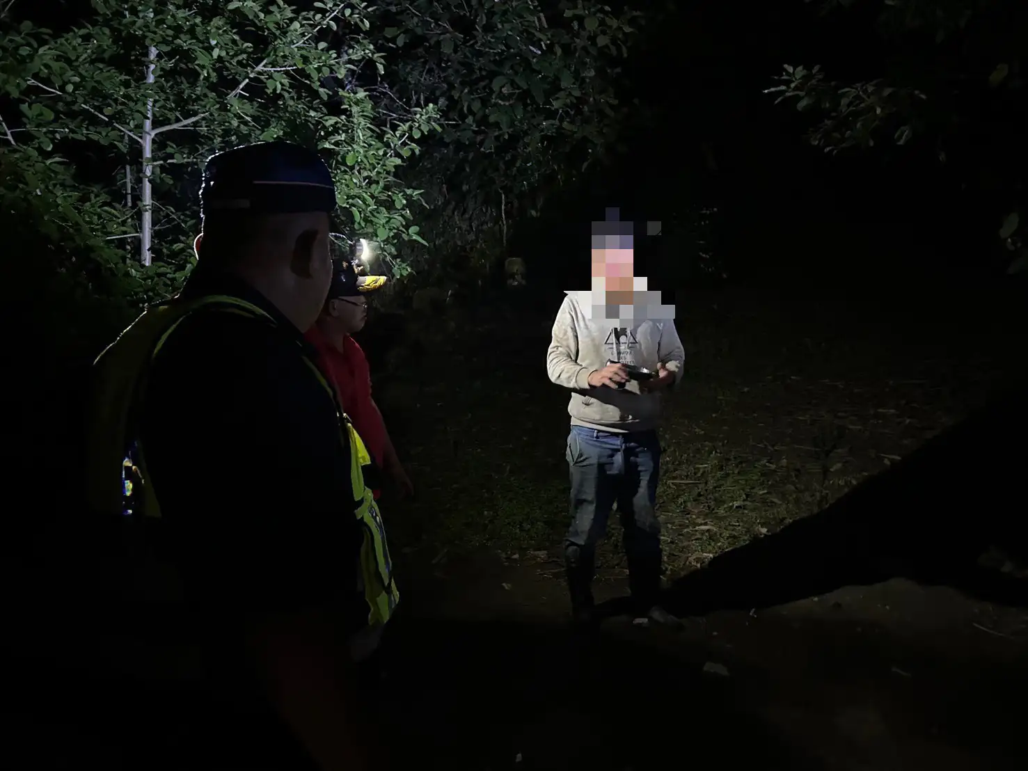 搜救人員成功尋獲受困嘉義竹崎山區的男子，確認其意識清醒、狀況穩定，隨即協助後送就醫。(圖/竹崎分局提供)