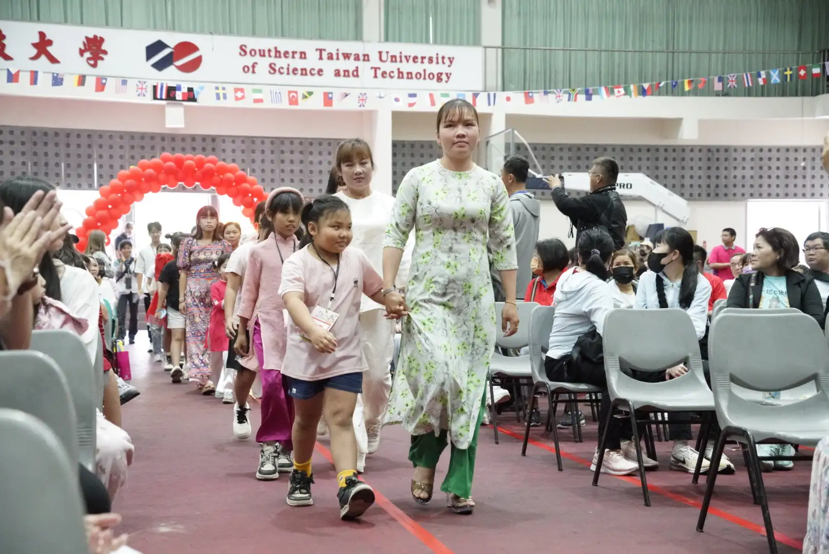 新住民家庭親子走秀進場，展現自信與溫馨互動。()圖/統一企業提供