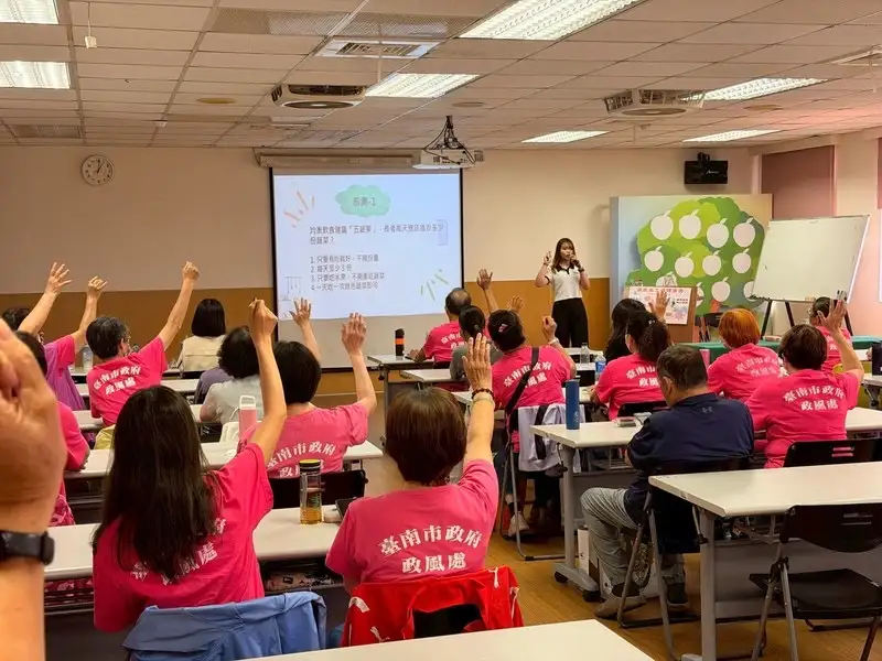 生活法律上課,志工踴躍舉手。(圖/記者范繼如翻攝)