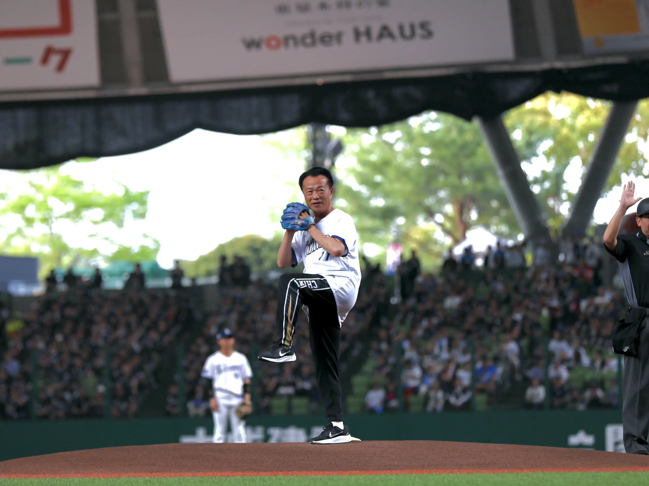 嘉義縣長翁章梁擔任開球嘉賓登上投手丘，在滿場球迷見證下完成開球儀式，為「嘉義優鮮」品牌推廣活動揭開序幕。(圖/嘉義縣政府提供)