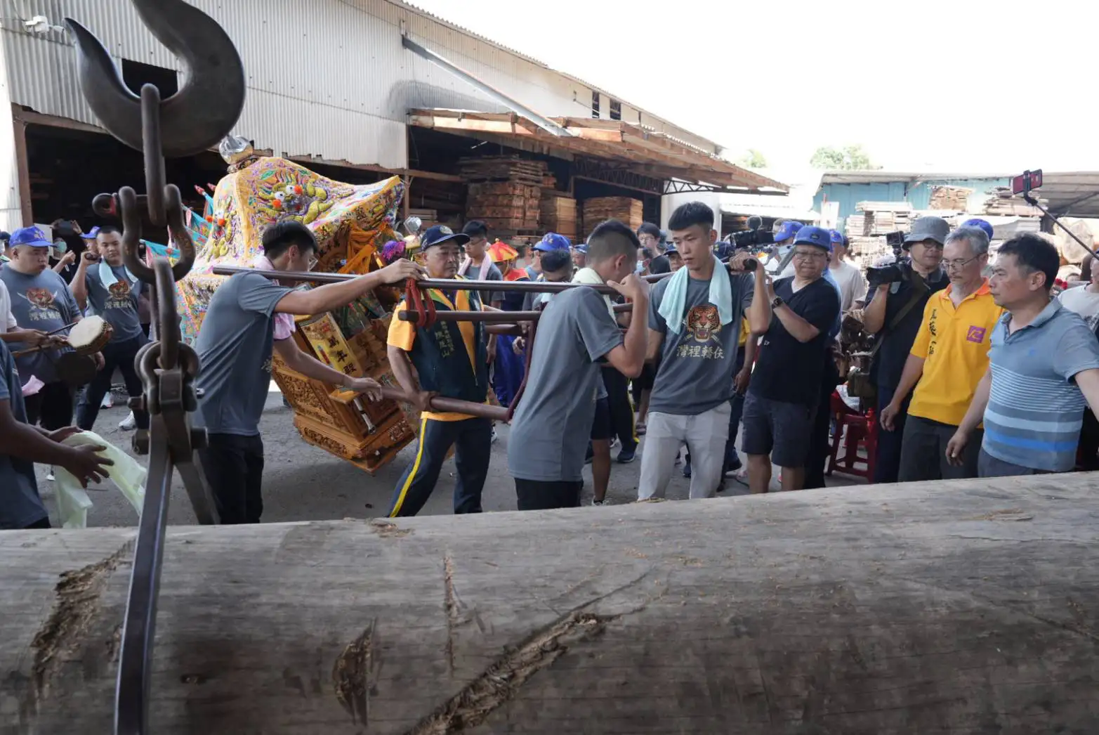 灣裡萬年殿依循古禮舉行「取舟參」儀式，經擲筊請示神意後，前往嘉義市振茂木材行挑選適用木材，作為王船骨幹製作之用。(記者張振興攝)