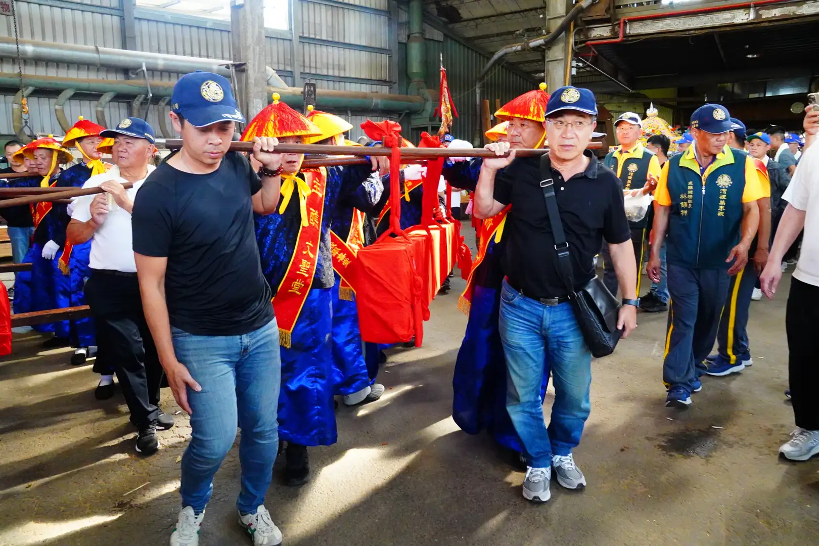 千歲爺欽點木材後，依古禮於吉時進行裁製，將木材鋸製成舟參初胚並以紅布包裹，由信眾護送迎回台南灣裡。(記者張振興攝)