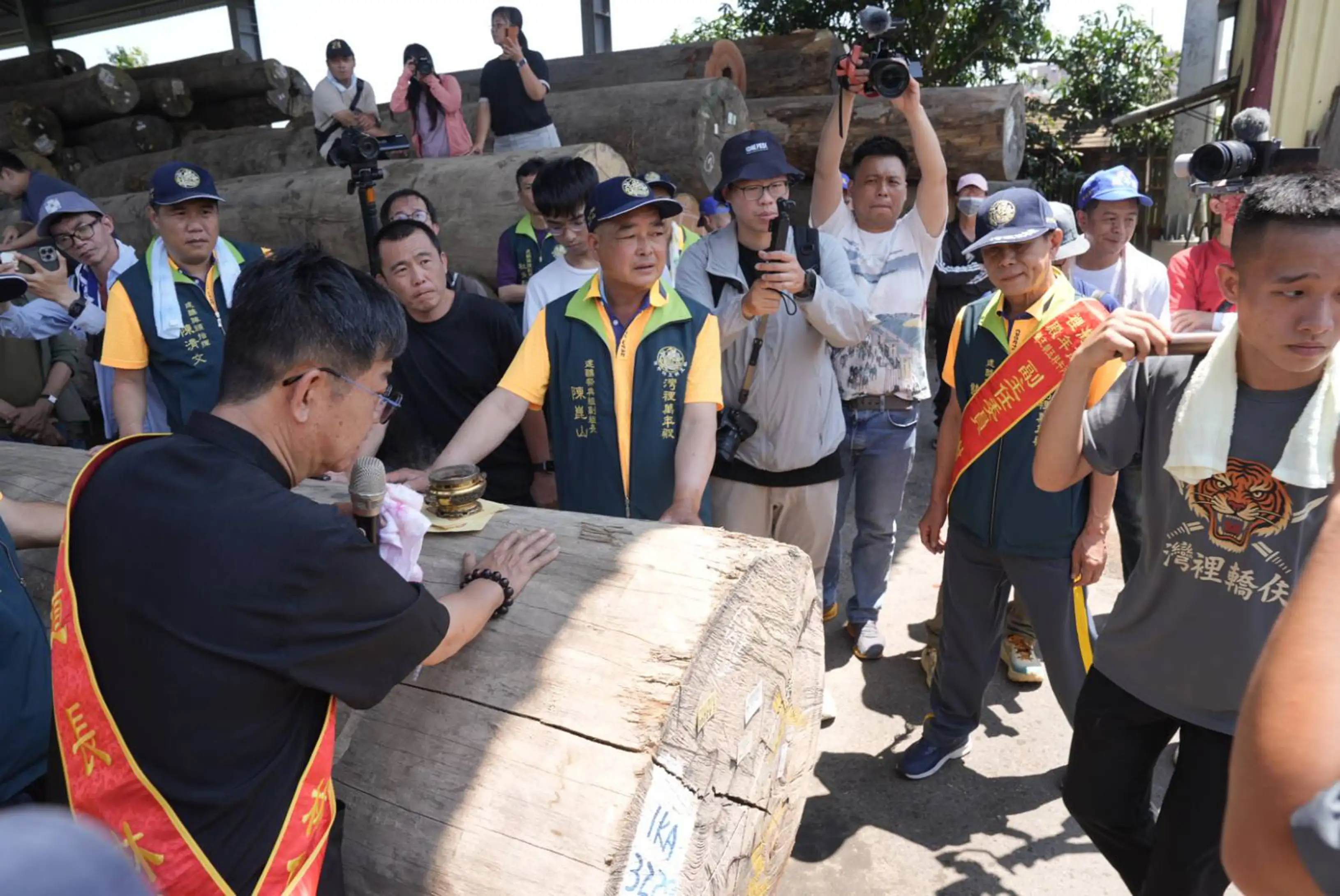灣裡萬年殿依循古禮舉行「取舟參」儀式，經擲筊請示神意後，前往嘉義市振茂木材行挑選適用木材，作為王船骨幹製作之用。(記者張振興攝)