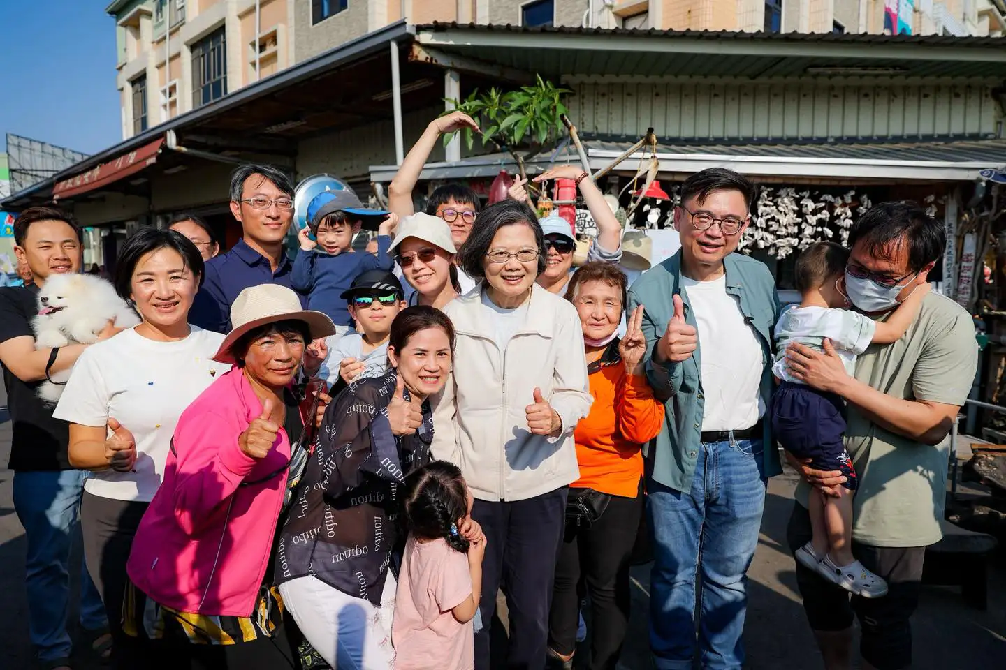 前總統蔡英文12日走訪高雄，行程包含果嶺公園、大立百貨及蚵仔寮漁市場，並與賴瑞隆一同採買新鮮魚貨。（圖/取自賴瑞隆臉書）