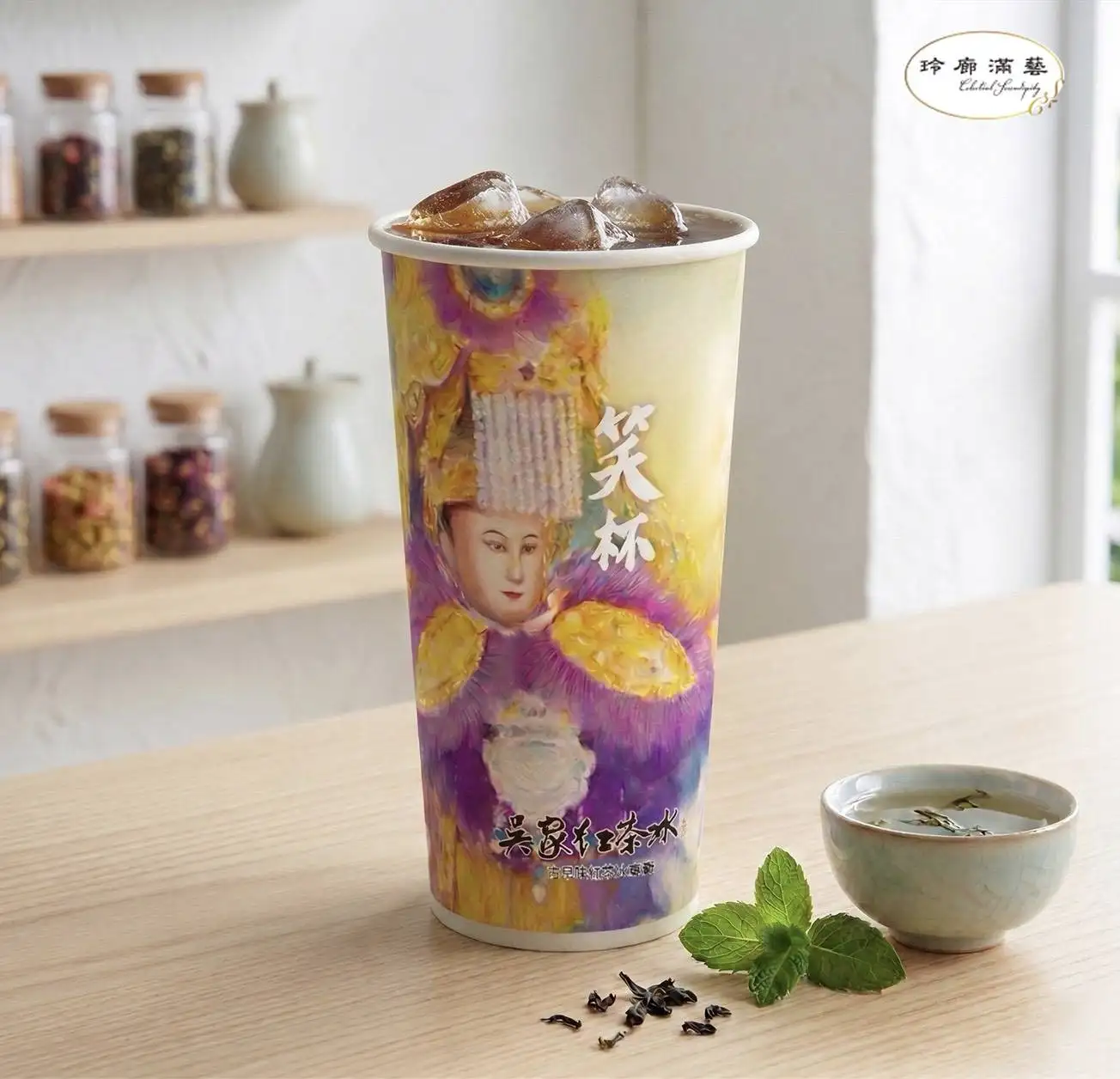 《笑杯》設計以鮮豔水彩呈現媽祖形象，融入花卉元素，展現溫潤療癒風格。(統一企業提供)