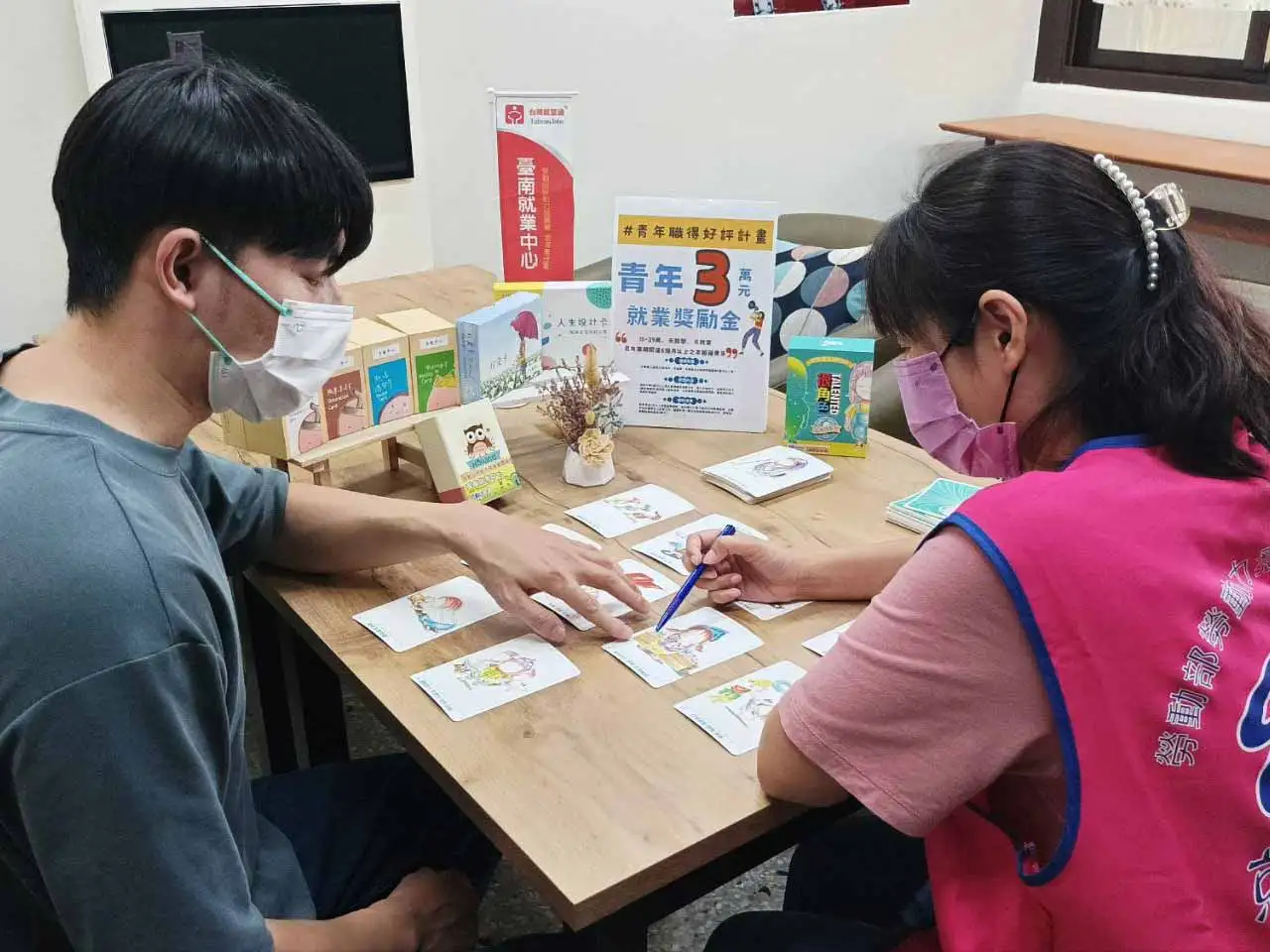 小毅（化名）參加「青年職得好評計畫」，於就業前透過台南就業中心職涯諮詢，釐清職涯方向，瞭解自身優劣勢，為自己翻轉人生，開創「薪」未來。(圖/台南就業中心提供)