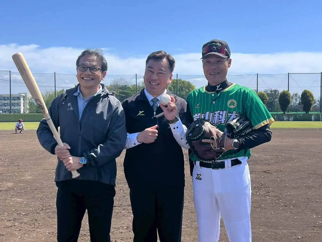 鐘俊顏副校長(左起)、李天祥校長、陳該發教練帶領學生赴日體育交流並奪下佳績(圖/崑山科技大學提供)