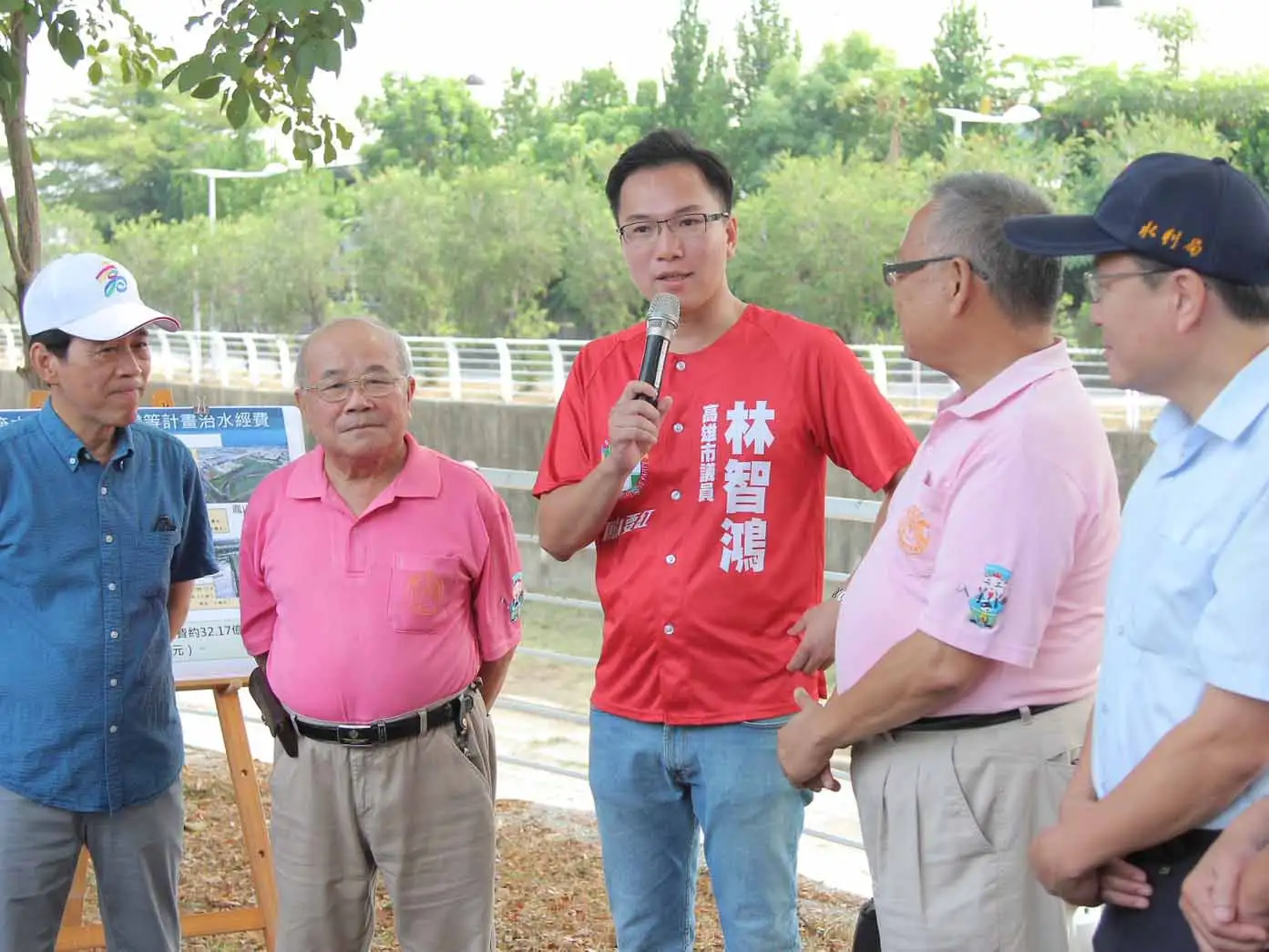 副市長林欽榮與林智鴻會勘鳳山溪。(圖/林智鴻提供)