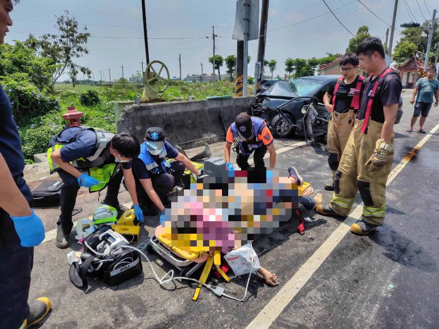 台南鹽水台19線發生轎車與機車碰撞事故，造成2人OHCA送醫搶救，詳細原因仍待警方調查釐清。(圖/台南市消防局提供)