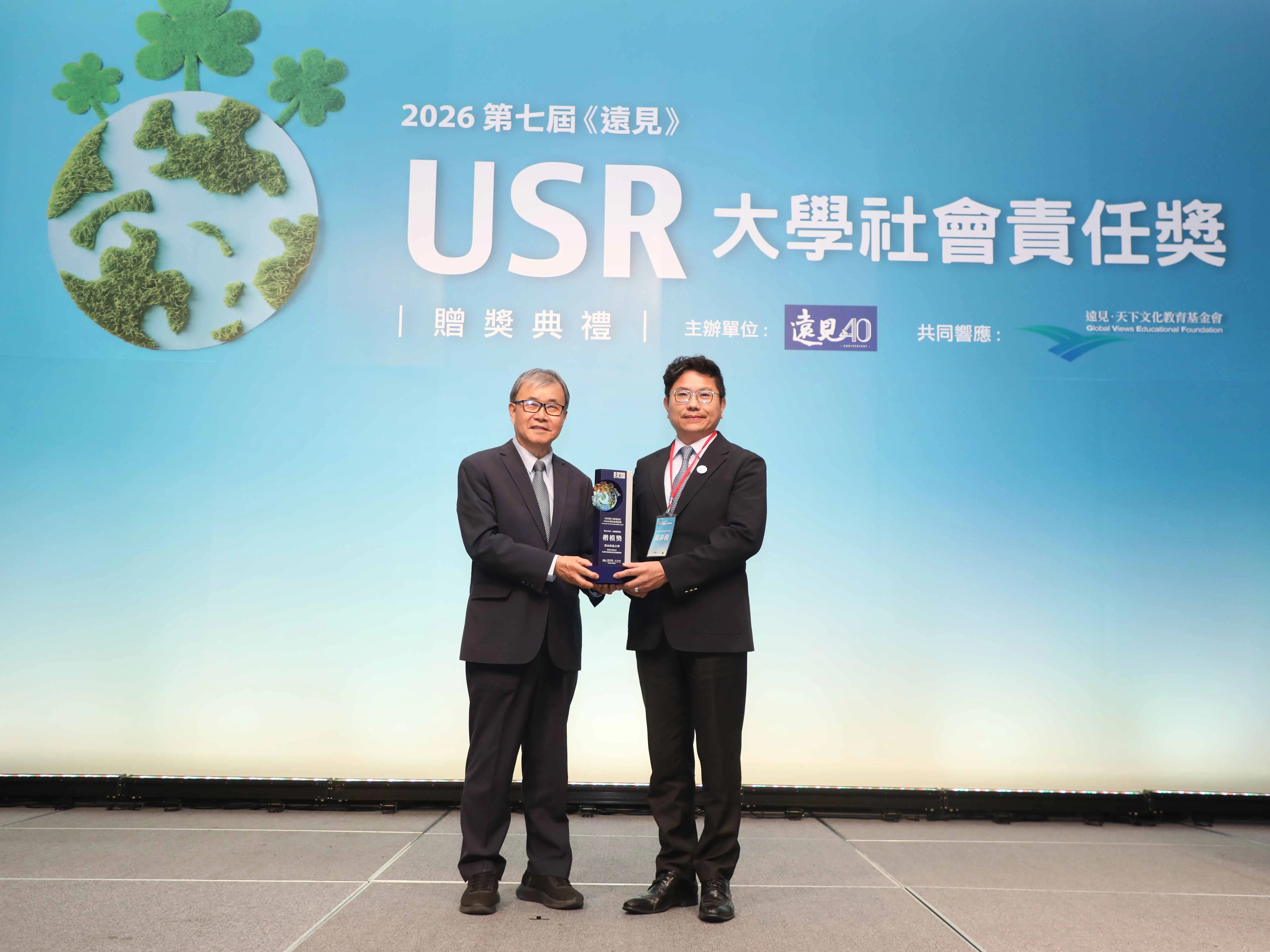 崑山科大榮獲「永續課程組—楷模獎」，教育部長鄭英耀(左)頒發獎項予楊泰和學務長(圖/崑山科技大學提供)