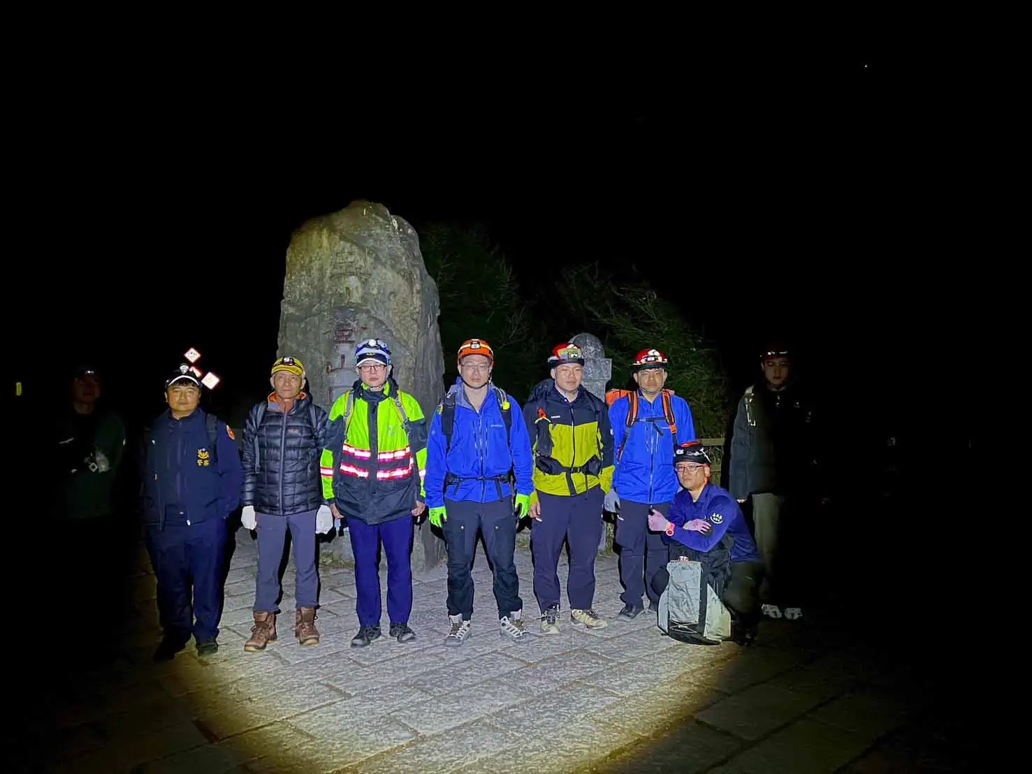警消與搜救人員深夜上山救援，成功將跌落邊坡的登山客背負下山送醫。（圖/竹崎分局提供）