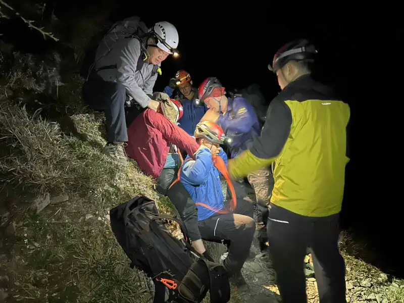 夜攻玉山失足墜谷　29歲男驚險獲救平安送醫