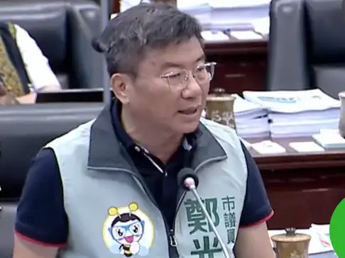 市議員鄭光峰表示，里鄰長是市府政策落地的幕後推手，他關切鄰長保險費用推動情況。（圖/記者吳文欽攝）