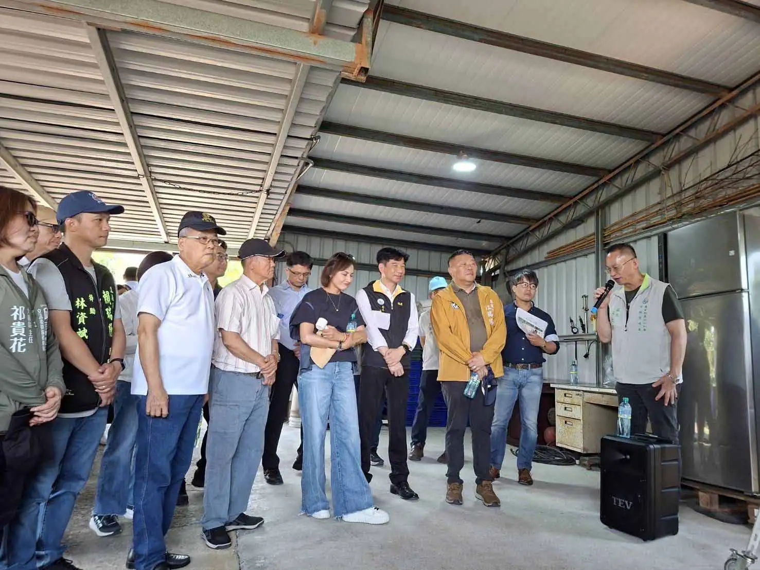 立法院經濟委員會南下高雄考察節水灌溉成果，邱議瑩與農田水利署人員及在地農民交流，了解智慧灌溉提升農業效率與產量情形。（圖/農田水利署高雄管理處提供）