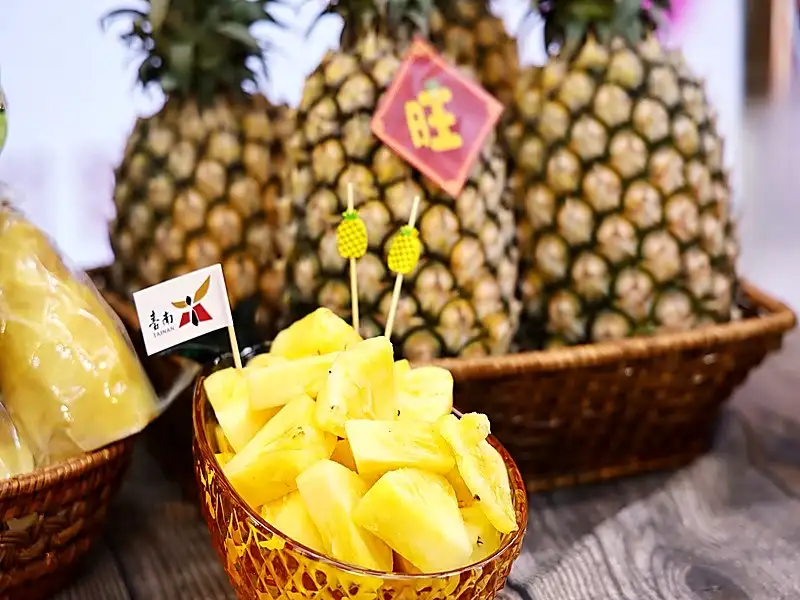 今日記者會展示鮮甜美味的關廟金鑽鳳梨。(圖/記者 范繼如攝)