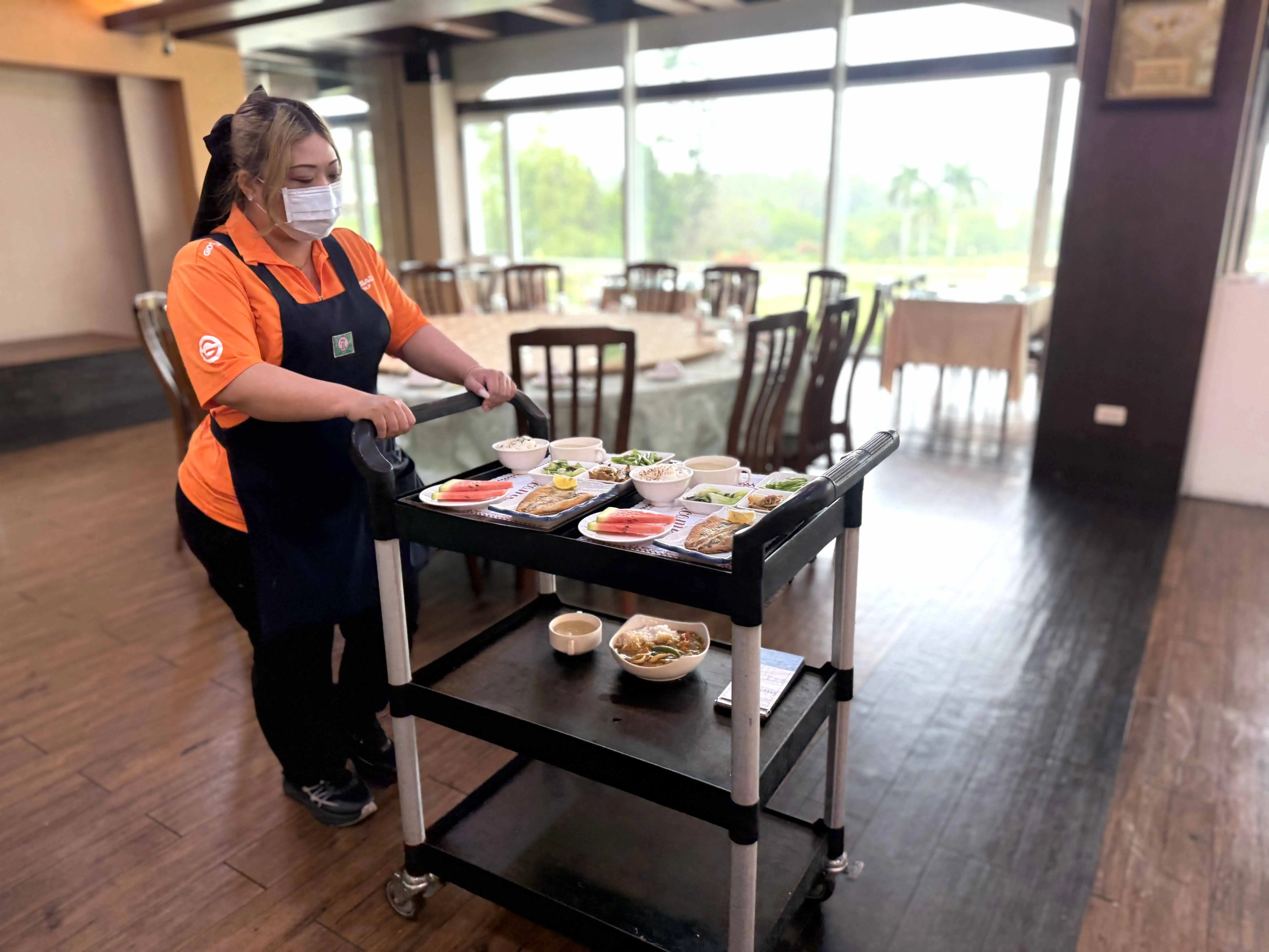 秋萍迄今已穩定就業半年，並順利領到婦女再就業計畫3萬元的再就業獎勵金(圖/勞發署雲嘉南分署提供)