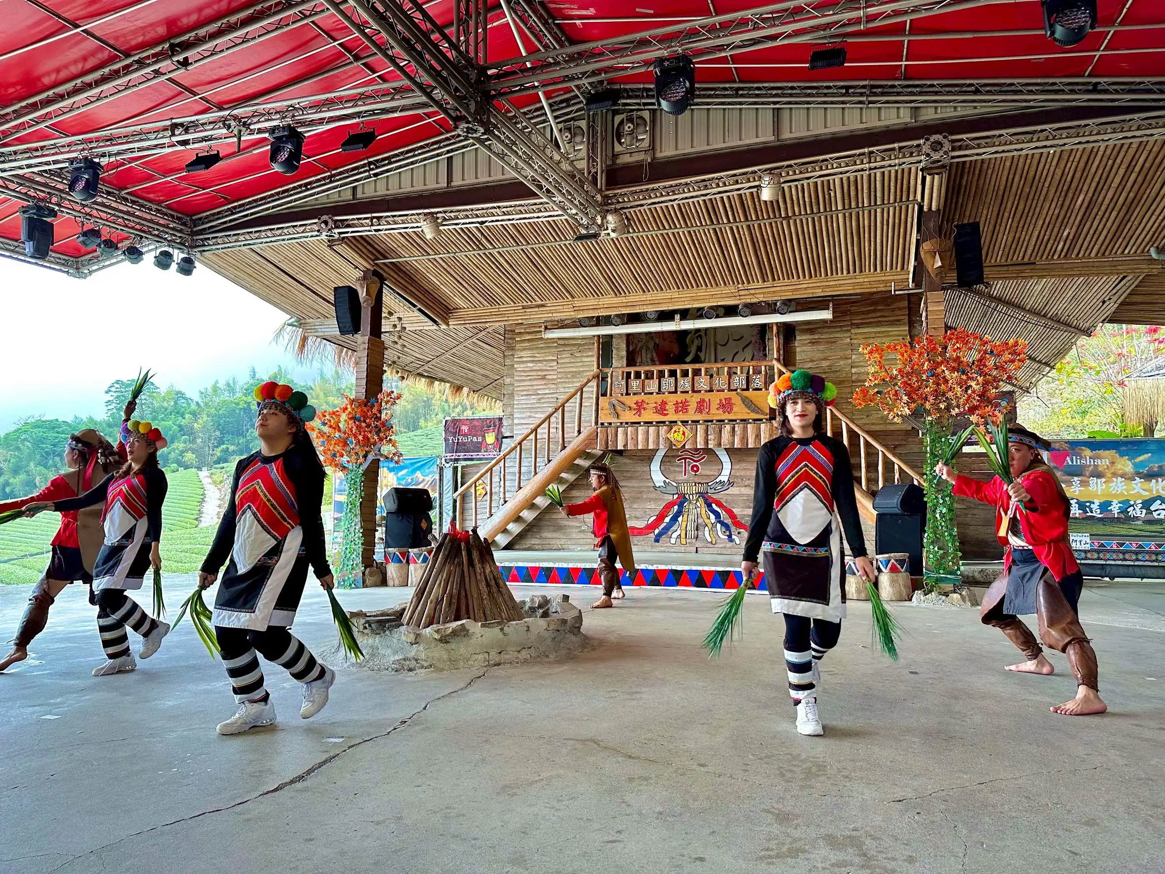 前往優遊吧斯鄒族文化部落，透過文化導覽、傳統歌舞與家屋展示，深入認識鄒族生活智慧。(圖/嘉義縣文化觀光局提供)