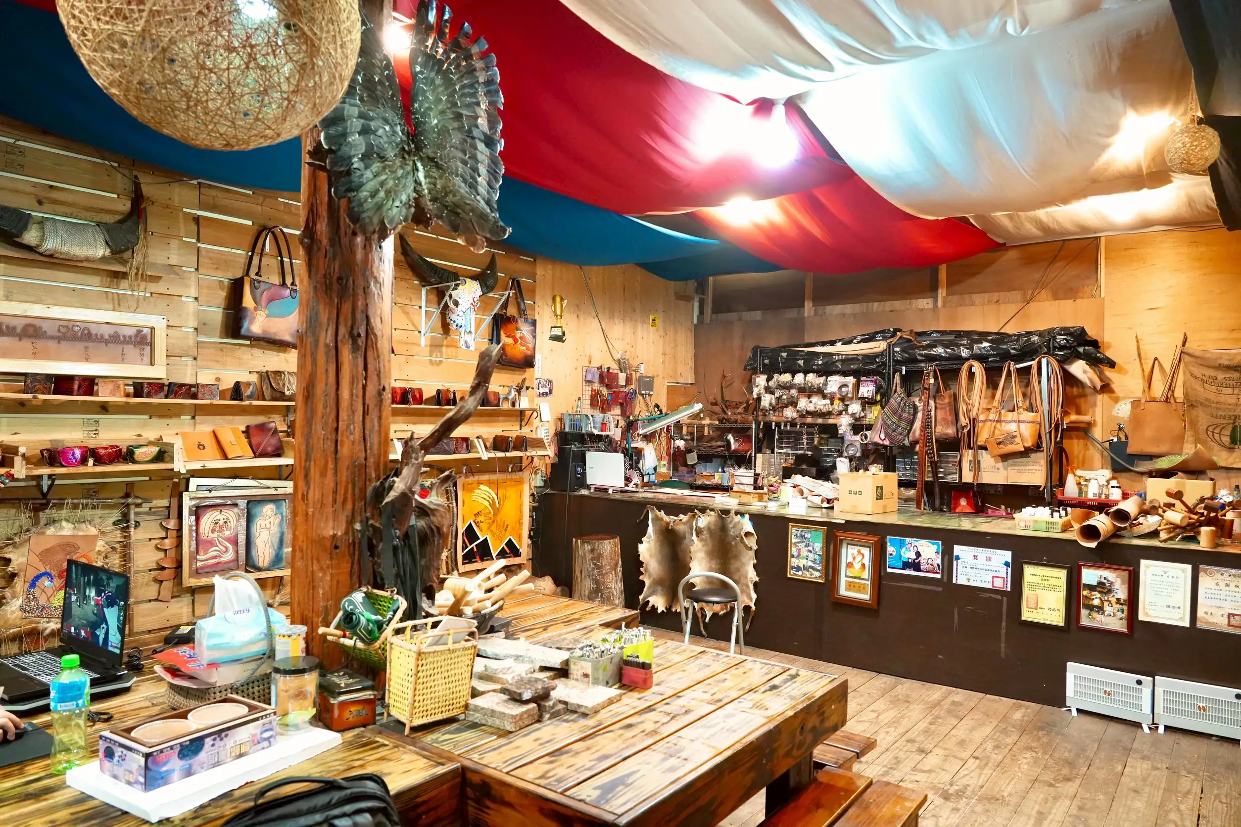 金皮雕工作室民宿環境溫馨且富有部落特色，並提供皮雕DIY體驗，讓旅客親手製作專屬鑰匙圈，為旅程留下獨特紀念。(圖/嘉義縣文化觀光局提供)