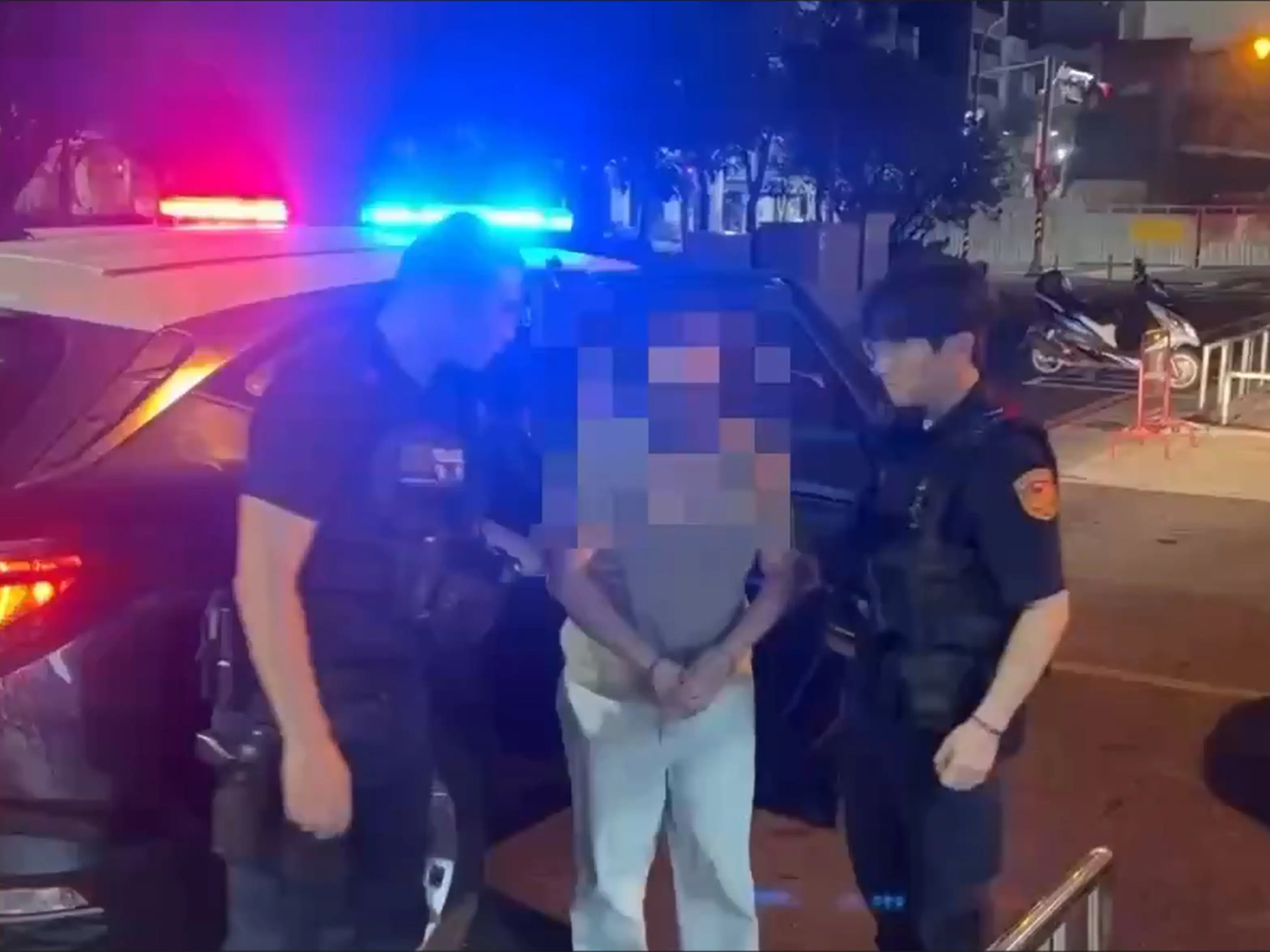 台南市中西區一間漢堡店發生持刀搶案，警方接獲報案後在案發地附近查獲涉案女子，並當場起出作案刀具及現金贓款。(圖/台南市警察局第二分局)