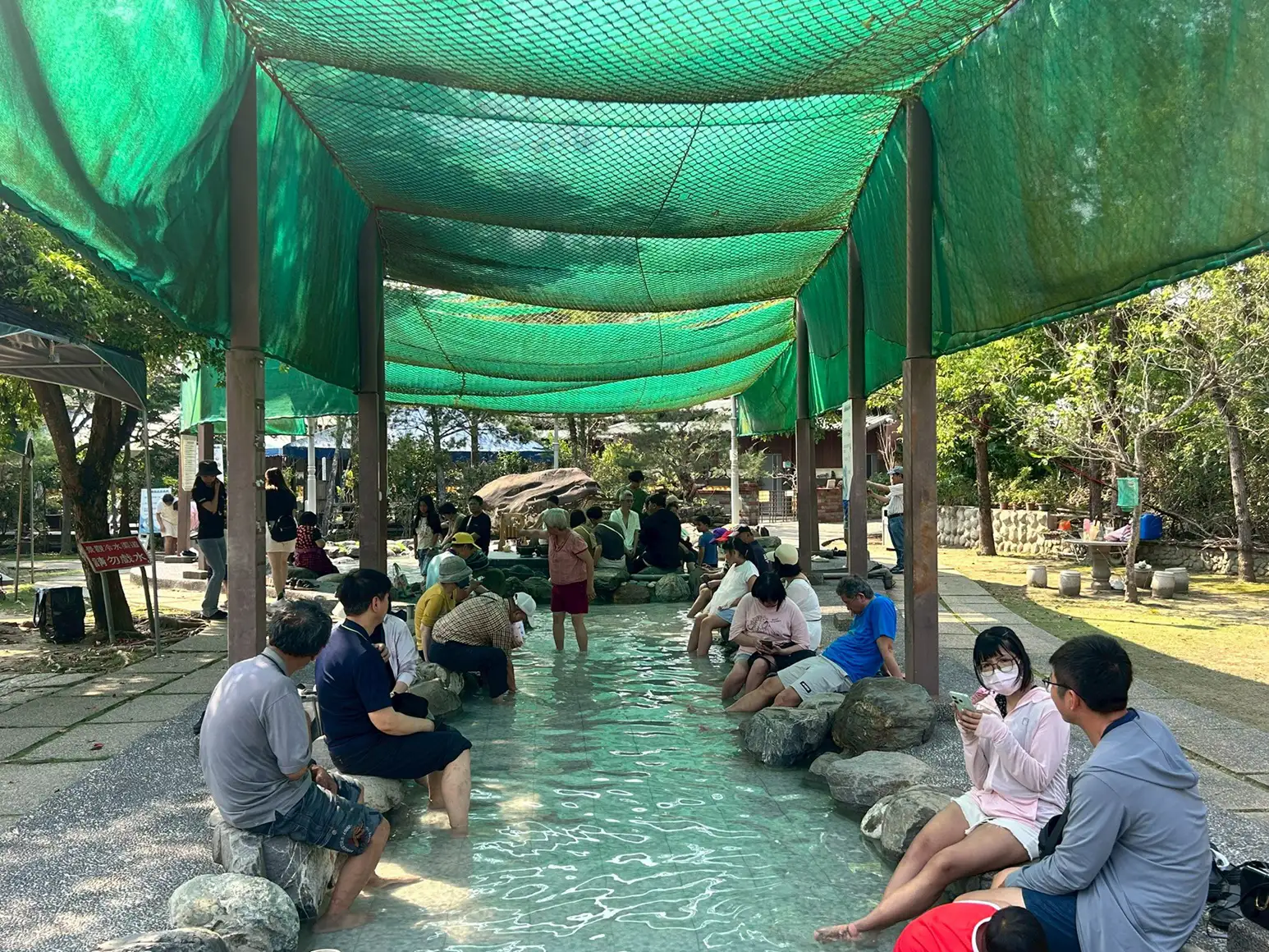 台南梅嶺螢火蟲季登場，結合賞螢、桐花與溫泉，成為春季熱門旅遊亮點。(圖/台南市觀光旅遊局提供)