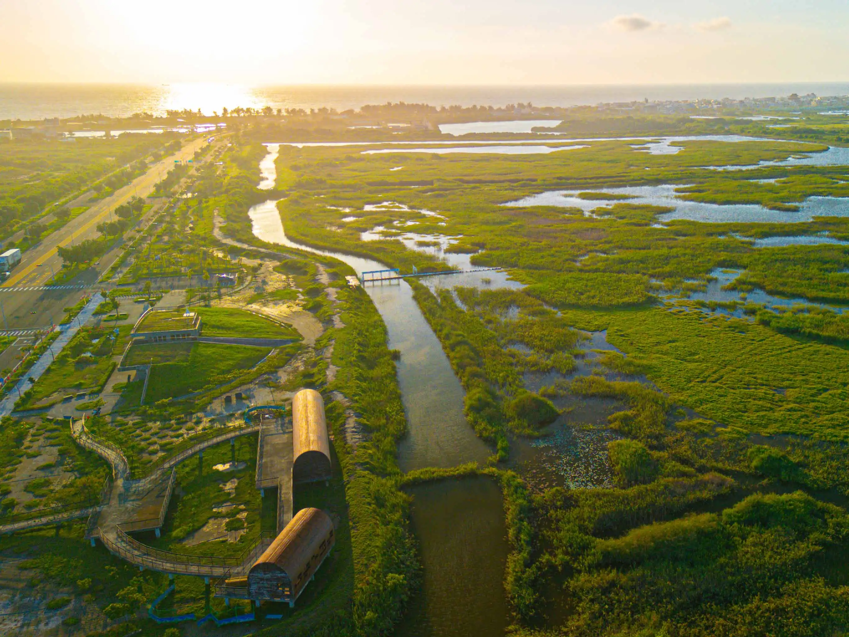 茄萣濕地擁有豐富自然生態，是候鳥重要棲息地。(圖/高雄市觀光局提供)
