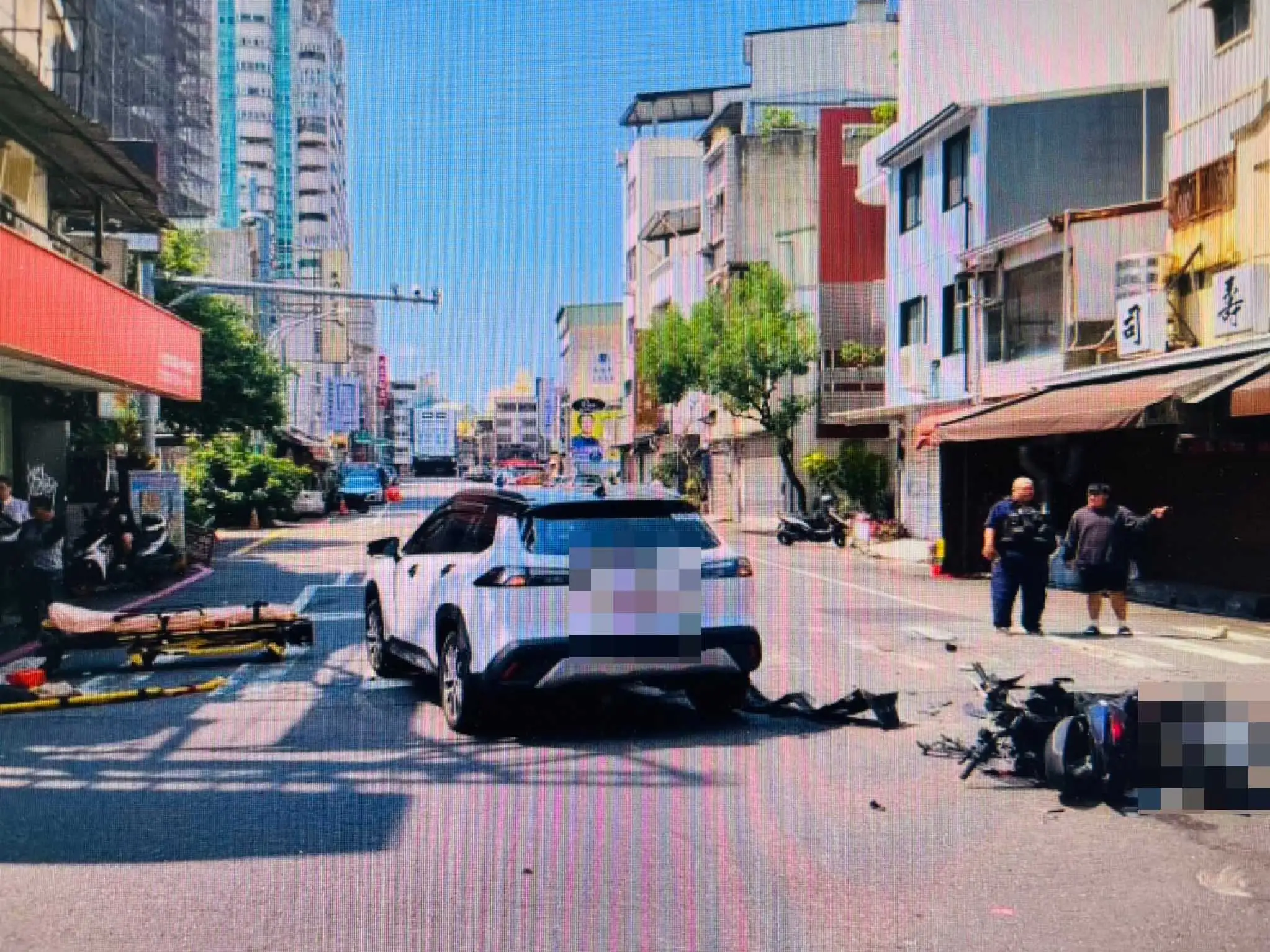 22歲莊姓國立成功大學台灣文學系學生騎乘機車，於成功路與中成路口與自小客車發生碰撞，傷勢嚴重，經送醫搶救後仍宣告不治。（圖／翻攝畫面）