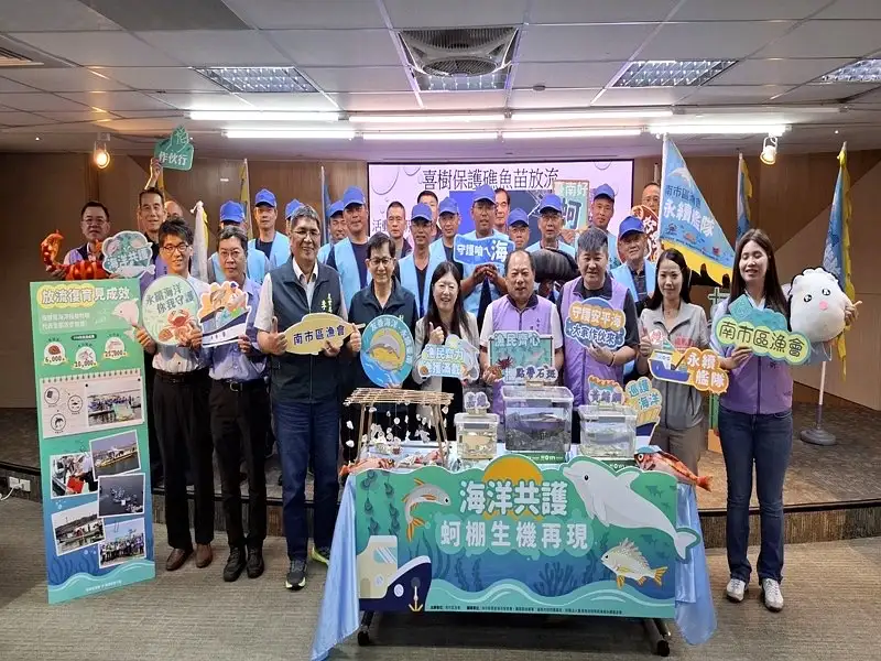 海洋共護－蚵棚生機再現  漁民巡護、永續放流　安平蚵棚海域白海豚現蹤