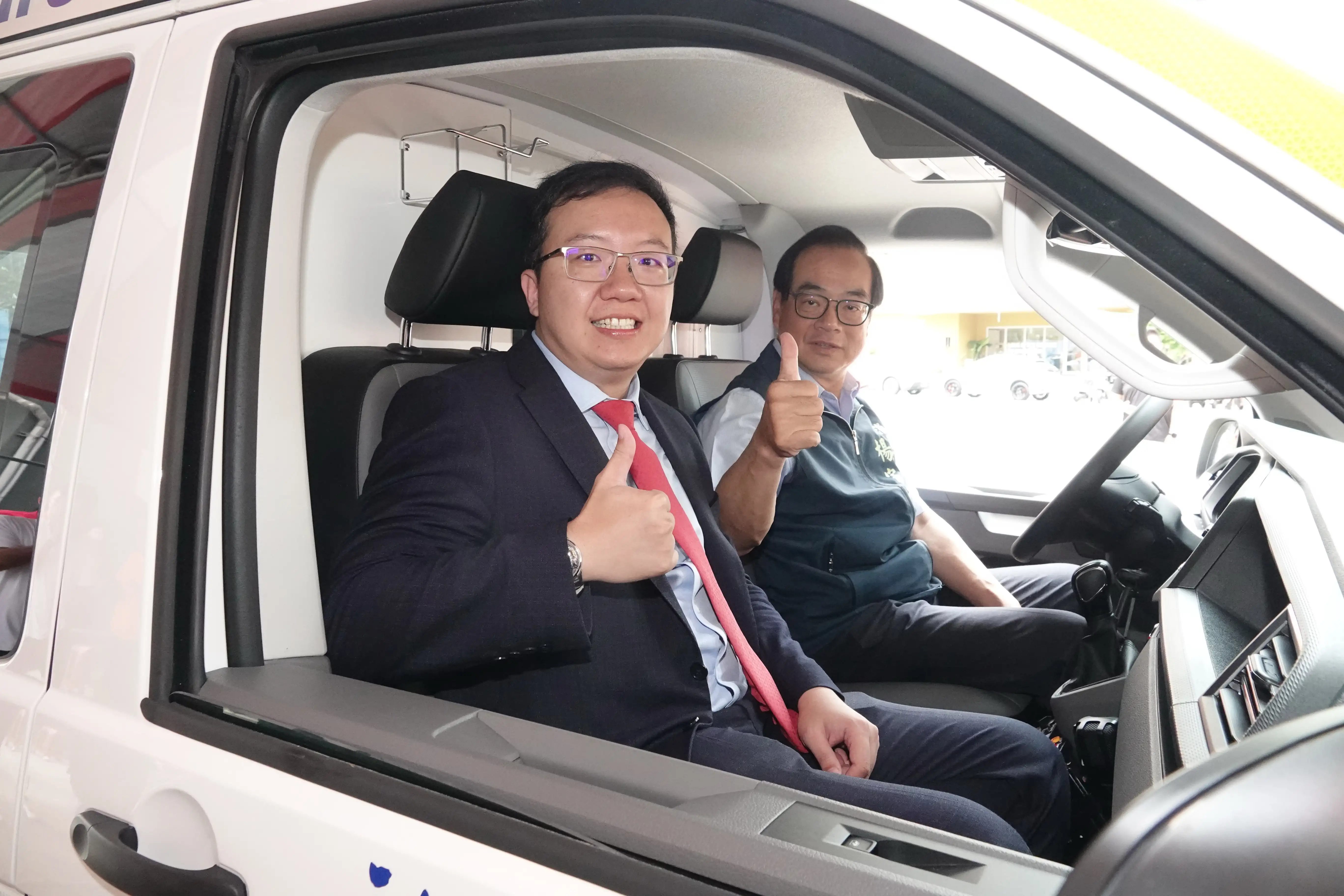 寶盛彩妝股份有限公司董事長許益齊,台南市消防局長楊宗林展示救護發動。(圖/記者范繼如攝)