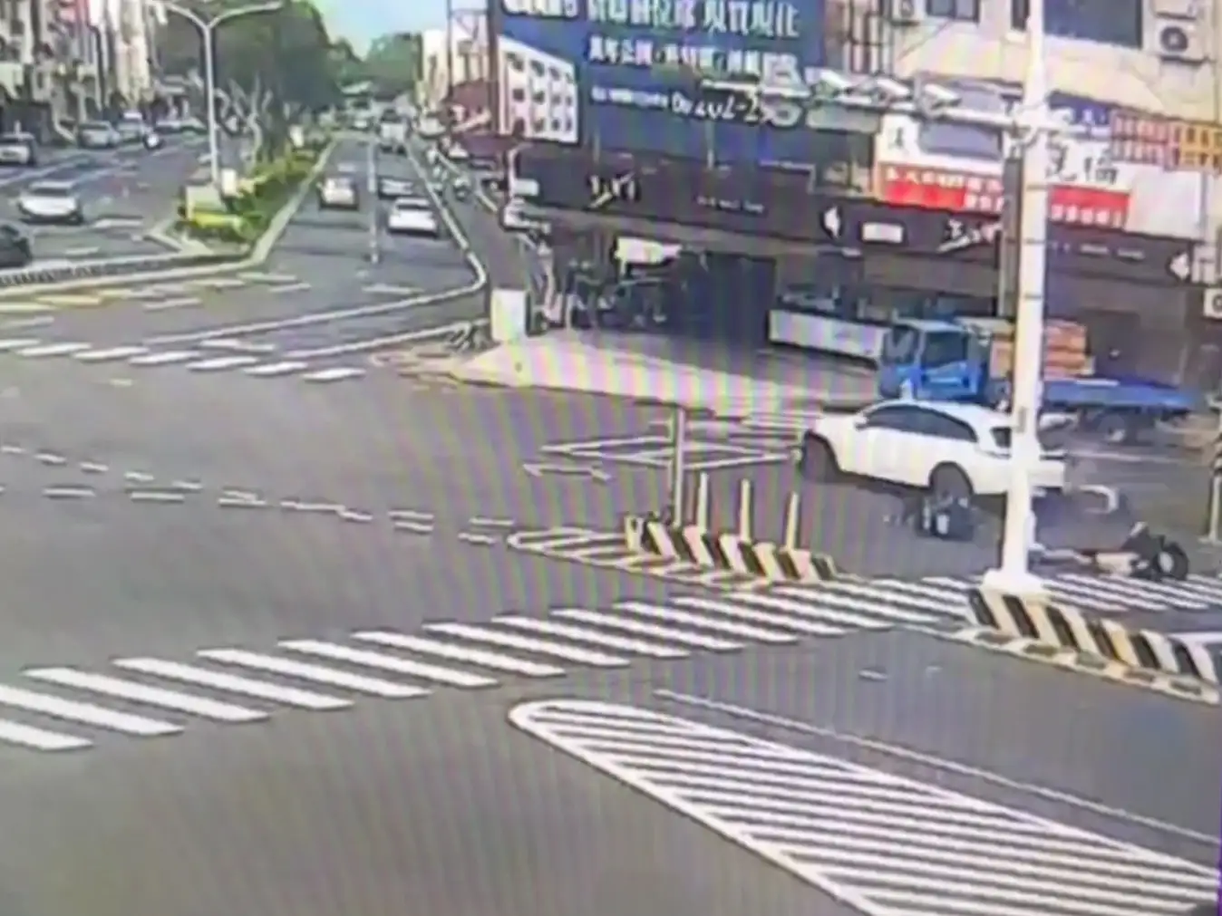 台南中華南路與明興路口發生連環車禍，女駕駛疑涉毒駕連撞多車並衝撞分隔島，警方已依法移送偵辦。(圖/台南市警察局第六分局提供)